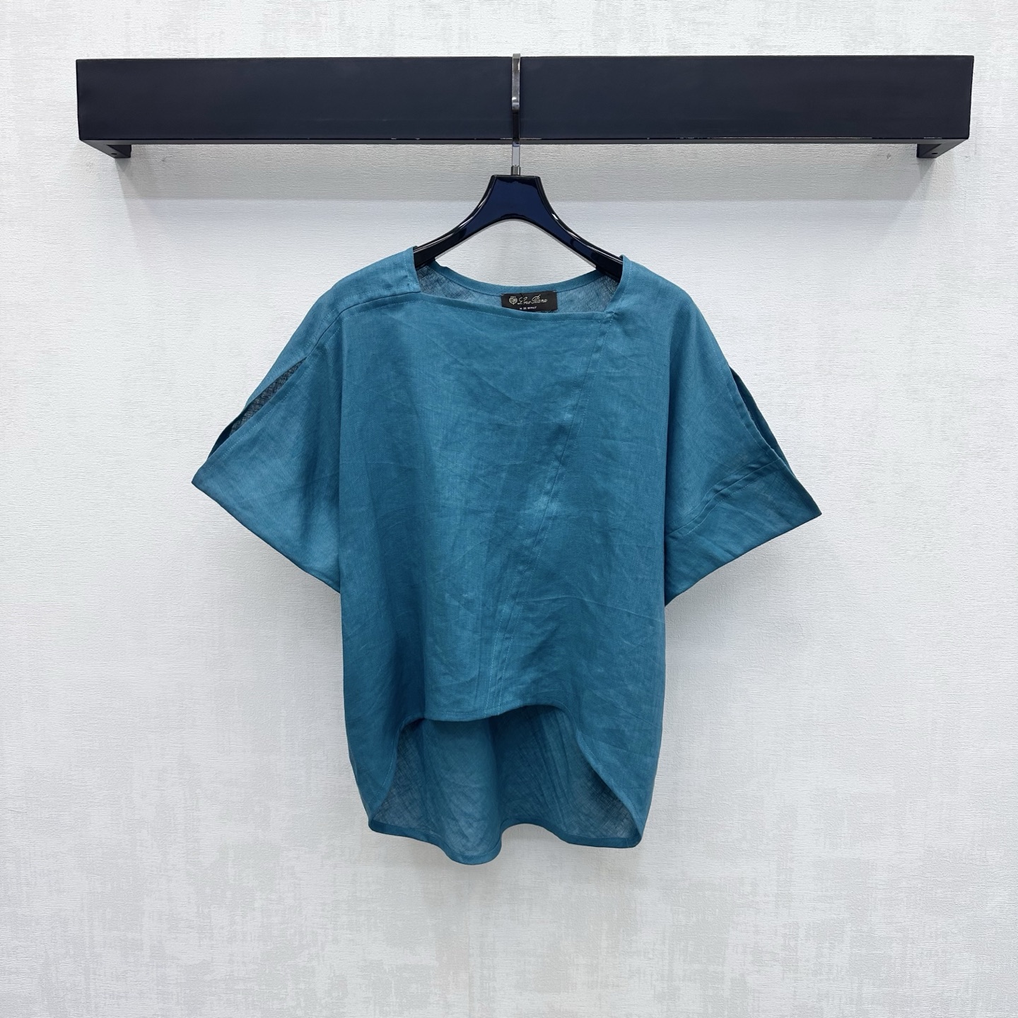 NO:892233,LP*2026 new products are on the shelves. Linen bat sleeve tops are made of custom-made YB imported linen fabric. The texture is light and breathable. It feels dry and skin-friendly. It has the unique texture of natural fibers and a micro-wrinkle effect. The upper body has a high-end, lazy and quiet luxury atmosphere. It follows the one-line square collar diagonal segmentation and asymmetric hem design to highlight the brand tone. The loose version covers the flesh invisible and makes you taller and slimmer. Adds layering to the look. Development of surface accessories. Square collar bat short-sleeved top cut. Can be paired with shorts and skirts of the same series.  Easily create a complete set of old money and high-end style, elegant and casual. High version 4 colors, loro piana, skirts, shorts, T-shirt,19860909LP*2026新品上架亚麻蝙蝠袖上衣定制YB进口亚麻面料 质地轻盈透气 触感干爽亲肤 带有天然纤维的独特肌理感与微皱效果 上身自带高级慵懒的静奢氛围 沿用一字方领斜分割配合不对称下摆设计 彰显品牌调性 宽松版型遮肉于无形显高显瘦 增添造型层次感 面辅料开发 方领蝙蝠短袖上衣剪裁 可搭配同系列短裤半身裙 成套穿搭轻松打造老钱高级风 优雅又随性 高版本4色,,loro piana,skirts,shorts,T-shirt,,Women's clothing