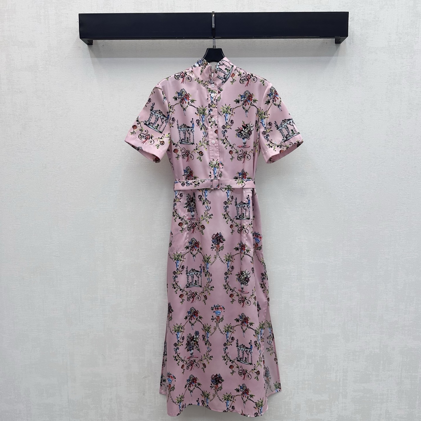 NO:892210,Dio*2026 new products are on the shelves. Hand-painted printed stand-up collar dress. Customized YB imported lyocell cotton material. Soft and smooth texture. Breathable and sweat-absorbent. The stand-up collar button design is matched with the waist belt adjustment of the same color to modify the body line and add layering to the look. The whole body is printed with hand-painted flowers and vase prints to highlight the brand tone. The color is soft and the lines are smooth. The development of surface accessories. Stand-up collar shirt dress tailoring. Match it at will. Easily wear it to create an Italian high-end style.  High version,,dior,skirts,shirts,19860909Dio*2026新品上架手绘印花立领连衣裙 定制YB进口莱赛尔棉材质 质地柔软顺滑 透气吸汗 沿用立领开襟纽扣设计配合同色系收腰皮带调节 修饰身形线条 增添造型层次感 通体满印手绘风格的繁花与花瓶印花图案 彰显品牌调性 色彩柔和线条流畅 面辅料开发 立领衬衫连衣裙剪裁 随意搭配 穿搭轻松打造意式高级风 高版本,,dior,skirts,shirts,,Women's clothing