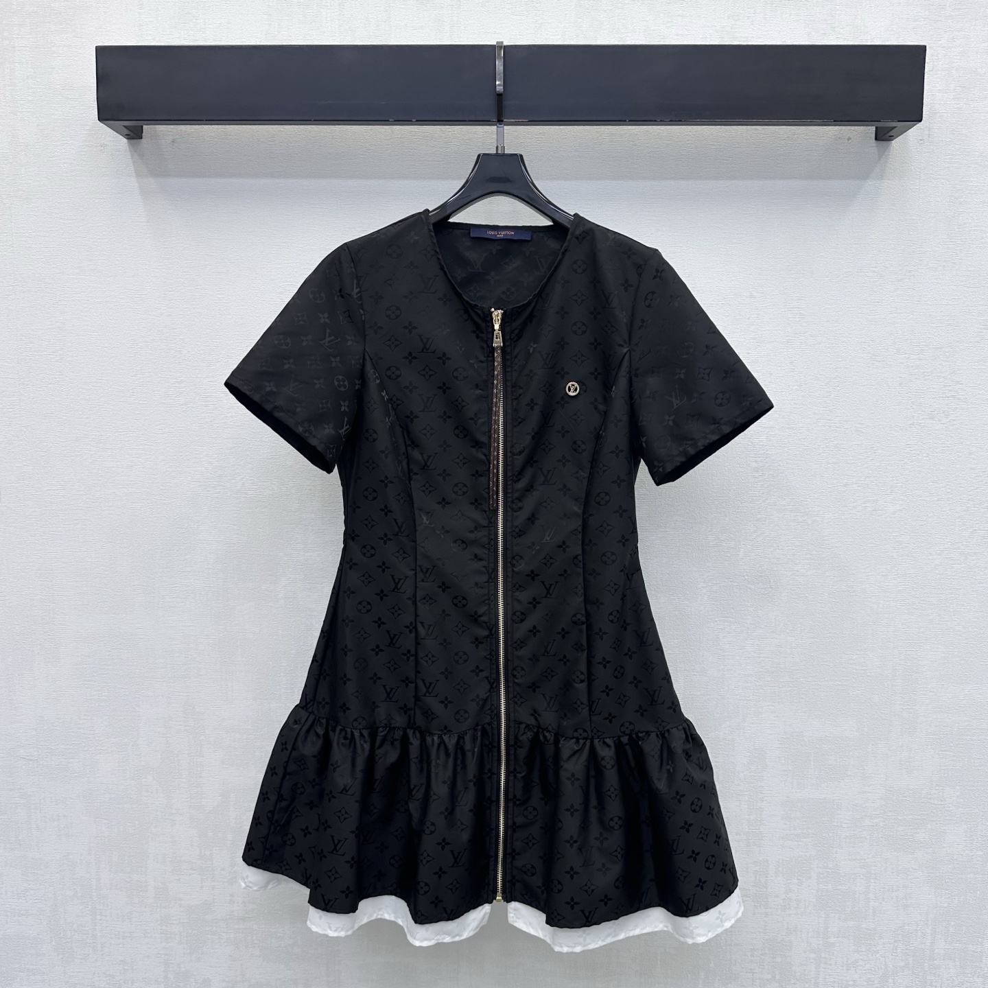 NO:892957,Louis Vuitto*2026 new arrivals dark pattern jacquard dress. Customized YB imported nylon material. Breathable, comfortable and full of texture. The whole body is covered with the iconic dark pattern four-leaf clover letter jacquard element to highlight the brand tone. The placket leather zipper adjustment is used to echo the iconic round metal letter logo embellishment on the chest. It is designed with stitching and contrasting pleated skirt to add layering to the look. Development of surface accessories. Round neck short-sleeved dress tailoring. High-end fashion for commuting and dating.  High version,,louis vuitton,skirts,T-shirt,19860909Louis Vuitto*2026新品上架暗纹提花连衣裙 定制YB进口尼龙材质 透气舒适 质感十足 通体满铺标志性暗纹四叶草字母提花元素 彰显品牌调性 沿用开襟皮标拉链调节呼应胸前标志性圆形金属字母徽标点缀装饰 配合拼接撞色压褶裙摆设计 增添造型层次感 面辅料开发 圆领短袖连衣裙剪裁 通勤约会穿搭高级时髦  高版本,,louis vuitton,skirts,T-shirt,,Women's clothing