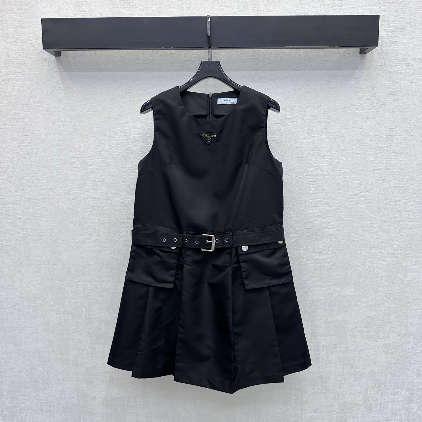 NO:892953,Prad*2026 new product launch belt pleated tank top made of YB imported recycled nylon material. Comfortable, three-dimensional and stylish. Full texture. The perforated belt design is used with the hidden zipper adjustment of the back collar to add layering to the look. The symmetrical pockets at the waist and hips echo the embellishment of the iconic letter triangle logo in the center of the chest. Highlight the brand tone. Development of surface accessories. Sleeveless pleated dress tailoring. Simple and fashionable for daily commuting and dating. High version, prada, skirts,19860909Prad*2026新品上架腰带压褶背心裙定制YB进口再生尼龙材质 舒适立体有型 质感十足 沿用本布穿孔腰带设计配合后领隐形拉链调节 增添造型层次感 腰胯处对称口袋呼应胸前居中标志性字母三角徽标点缀装饰 彰显品牌调性 面辅料开发 无袖压褶连衣裙剪裁 日常通勤约会穿搭简约时髦   高版本,,prada,skirts,,Women's clothing