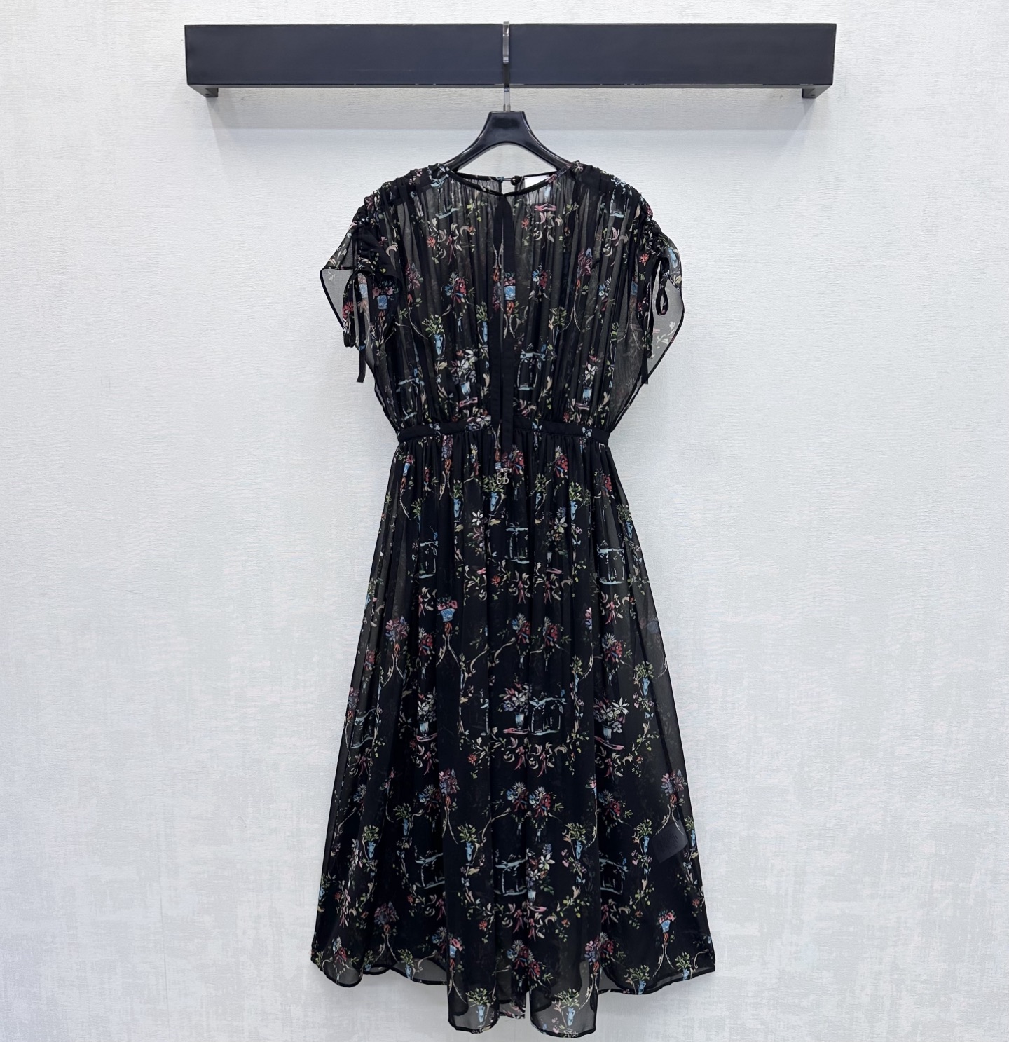NO:892947,Dio*2026 new arrivals, floral lace-up dress, custom-made YB imported gauze fabric, light and elegant texture, soft to the skin, with a slight natural drape, all-over black background with colorful floral print pattern elements, highlighting the brand's tone, with a romantic and casual French atmosphere, shoulder strap adjustment and waist elastic design, adding layering to the look, easily outlines the waistline to make you taller and slimmer, and is tailored with a large swing skirt, elegant and flexible, development of surface accessories  Short-sleeved dress cut. High-end and elegant for daily dates, vacations and travel. Create a gentle and delicate French girl style. High version, dior, skirts, T-shirt,19860909Dio*2026新品上架繁花系带连衣裙定制YB进口薄纱面料 质地轻盈飘逸 触感柔软亲肤 带有微微自然垂坠感 通体黑底彩色繁花印花图案元素 彰显品牌调性 自带浪漫随性的法式氛围 肩部系带调节配合腰部松紧设计 增添造型层次感 轻松勾勒腰线显高显瘦 配合大摆裙型裁剪处理 飘逸灵动 面辅料开发 短袖连衣裙剪裁 日常约会度假旅行穿搭高级优雅 打造温柔又精致的法式女孩风范  高版本,,dior,skirts,T-shirt,,Women's clothing