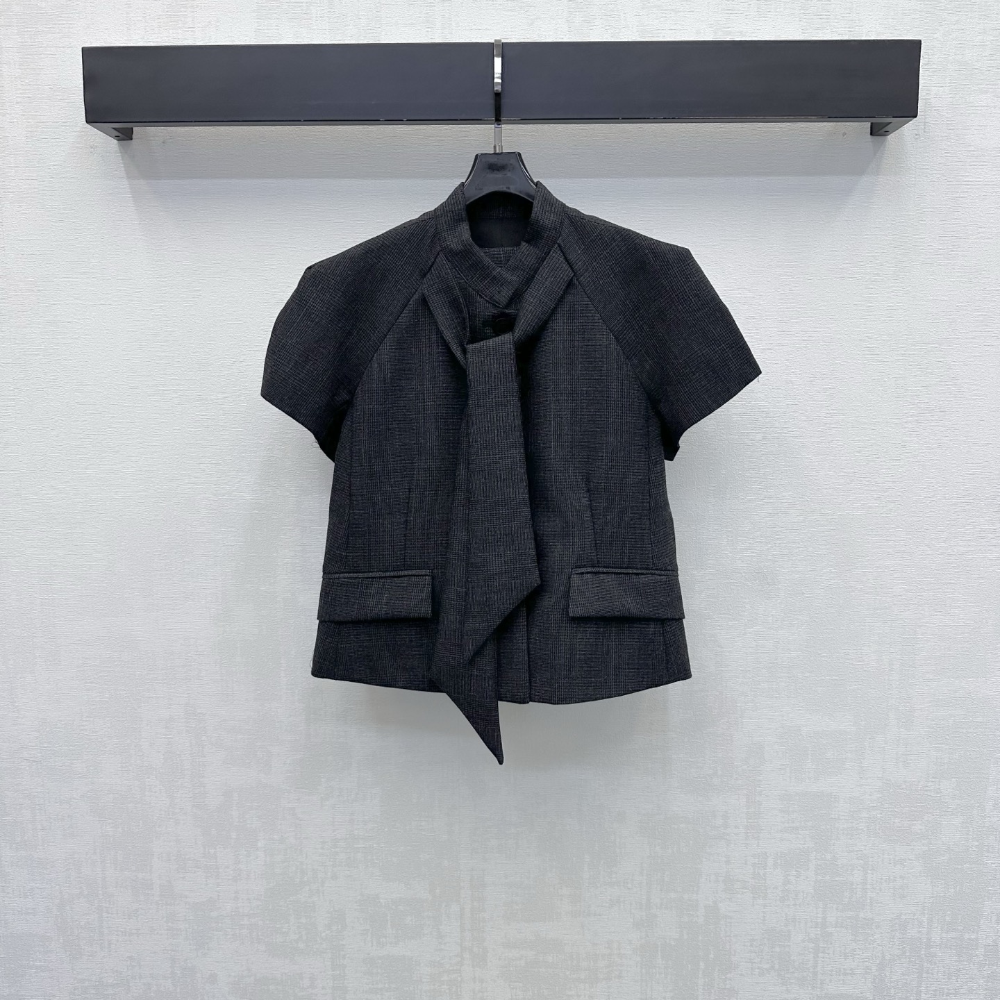 NO:892938,Dio*2026 new arrival plaid lace-up short-sleeved jacket made of imported refined imitation wool made of YB. Upright and smooth. High-end dark gray tone. Adjustable with bow tie design at the neckline to add layering to the look. All-over plaid contrasting elements are engraved with iconic letter buttons to highlight the brand tone. Surface accessories development. Short-sleeved dress jacket style tailoring. The upper body is covered with flesh and the waist is tightened to show the curves. Wear retro and fashionable. High version @,,dior,jackets &  coats, T-shirts,19860909Dio*2026新品上架格纹系带短袖外套定制YB进口精仿羊毛材质 立挺垂顺 高级感深灰色调 配合领口蝴蝶结系带调节设计 增添造型层次感 通体格纹撞色元素刻印标志性字母纽扣装饰 彰显品牌调性 面辅料开发 短袖洋装外套版型剪裁 上身遮肉收腰更显曲线美 穿搭复古时髦  高版本 @,,dior,jackets & coats,T-shirt,,Women's clothing
