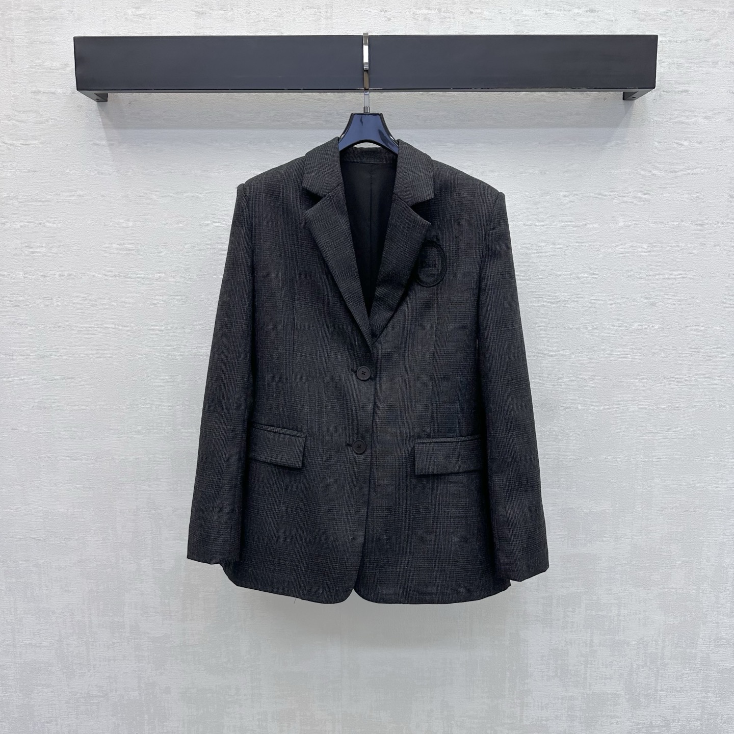 NO:892944,Dio*2026 New Arrival Plaid Logo Blazer Customized YB Imported Fine Imitation Wool Material Straight and Smooth High-Level Dark Gray Tone Adjustable with Placket Buttons to Add Layering to the Style All-over Plaid Contrast Color Elements Signature Letters Embroidered Roundabouts on the Chest Highlight the Brand Tonality Development of Fabric Accessories Lapel Right Shoulder Blazer Style Tailoring The upper body is covered with flesh and the waist is slimmed down for a more curvaceous look Wear retro fashion High version, dior, jackets & coats, business  suit,19860909Dio*2026新品上架格纹徽标西装外套定制YB进口精仿羊毛材质 立挺垂顺 高级感深灰色调 配合开襟纽扣调节设计 增添造型层次感 通体格纹撞色元素胸口标志性字母刺绣圆标点缀装饰 彰显品牌调性 面辅料开发 翻领正肩西装外套版型剪裁 上身遮肉收腰更显曲线美 穿搭复古时髦  高版本,,dior,jackets & coats,business suit,,Women's clothing