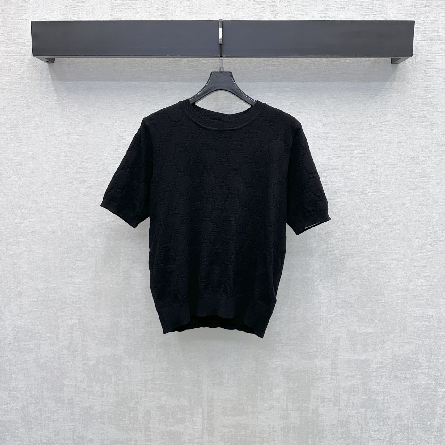 NO:892965,Gucc*2026 new products are on the shelves. Jacquard short-sleeved knitted custom YB imported wool knitted material. The texture is soft and skin-friendly. Breathable and not tight. The round neck design is combined with ribbed edging details to add layering to the look. The elastic and slim fit is slim and versatile. The whole body is decorated with the iconic double G letter jacquard element to highlight the brand's tone. The development of surface accessories. Round neck short-sleeved top tailoring. Casual matching for daily commuting and high fashion.  High version 3 colors,,gucci,T-shirt,19860909Gucc*2026新品上架提花短袖针织定制YB进口羊毛针织材质 质地柔软亲肤 透气不扎 沿用圆领设计配合罗纹包边细节处理 增添造型层次感 弹力修身版型显瘦又百搭 通体采用标志性双G字母提花元素装饰 彰显品牌调性 面辅料开发 圆领短袖上衣剪裁 日常通勤随意搭配穿搭高级时髦  高版本3色,,gucci,T-shirt,,Women's clothing