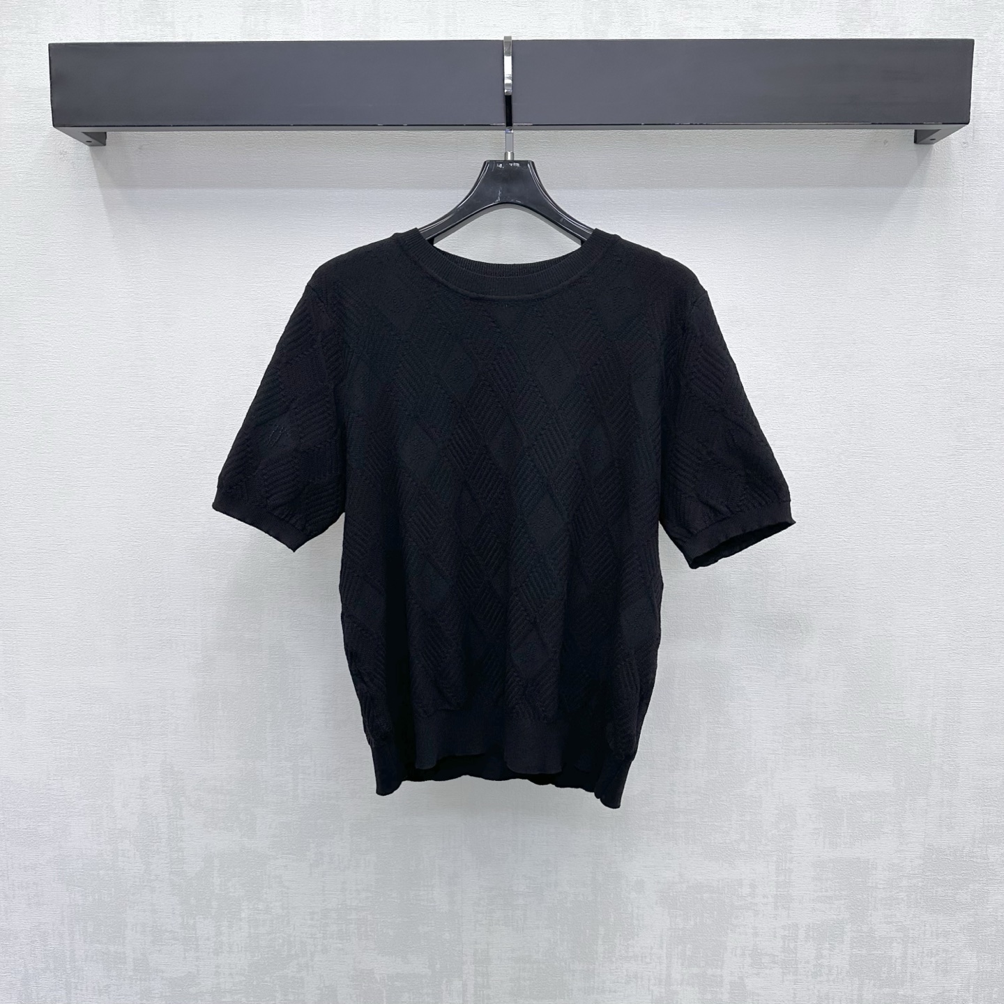 NO:892949,Chane*2026 new products are on the shelves. Diamond jacquard short-sleeved knitted custom YB imported wool knitted material. The texture is soft and skin-friendly. Breathable and not tight. The round neck design is combined with ribbing details to add layering to the shape. The elastic slim fit is slim and versatile. The whole body is decorated with rhombus pattern to echo the double C letter hollow jacquard element. It highlights the brand tone. Development of surface accessories. Round neck short-sleeved top tailoring. Casual matching for daily commuting and high fashion.  High version 3 colors, chanel, T-shirt,19860909Chane*2026新品上架菱格提花短袖针织定制YB进口羊毛针织材质 质地柔软亲肤 透气不扎 沿用圆领设计配合罗纹包边细节处理 增添造型层次感 弹力修身版型显瘦又百搭 通体采用菱格纹呼应双C字母镂空提花元素装饰 彰显品牌调性 面辅料开发 圆领短袖上衣剪裁 日常通勤随意搭配穿搭高级时髦  高版本3色,,chanel,T-shirt,,Women's clothing