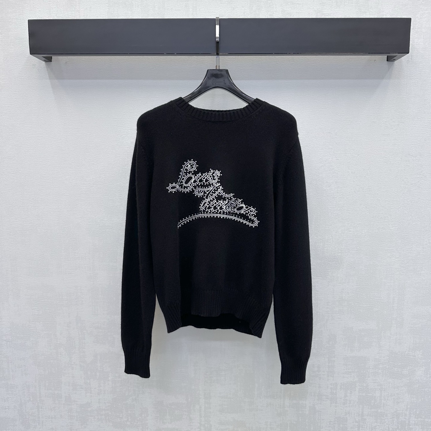 NO:892951,Louis Vuitto*2026 new products are on the shelves embroidered long-sleeved knitted custom YB imported wool knitted material. The texture is soft and skin-friendly, breathable and not tight. The round neck design is used with ribbed edge details to add layering to the shape. The elastic slim fit is slim and versatile. The chest is decorated with exquisite retro floral letter embroidery to highlight the brand's tone. The development of surface accessories. Round-neck long-sleeved top tailoring. Casual and high-end fashion for daily commuting. High version 4 colors, Louis Vuitto  vuitton,19860909Louis Vuitto*2026新品上架刺绣长袖针织定制YB进口羊毛针织材质 质地柔软亲肤 透气不扎 沿用圆领设计配合罗纹包边细节处理 增添造型层次感 弹力修身版型显瘦又百搭 胸前装饰精致复古花体字母刺绣 彰显品牌调性 面辅料开发 圆领长袖上衣剪裁 日常通勤随意搭配穿搭高级时髦  高版本4色,,louis vuitton,,Women's clothing