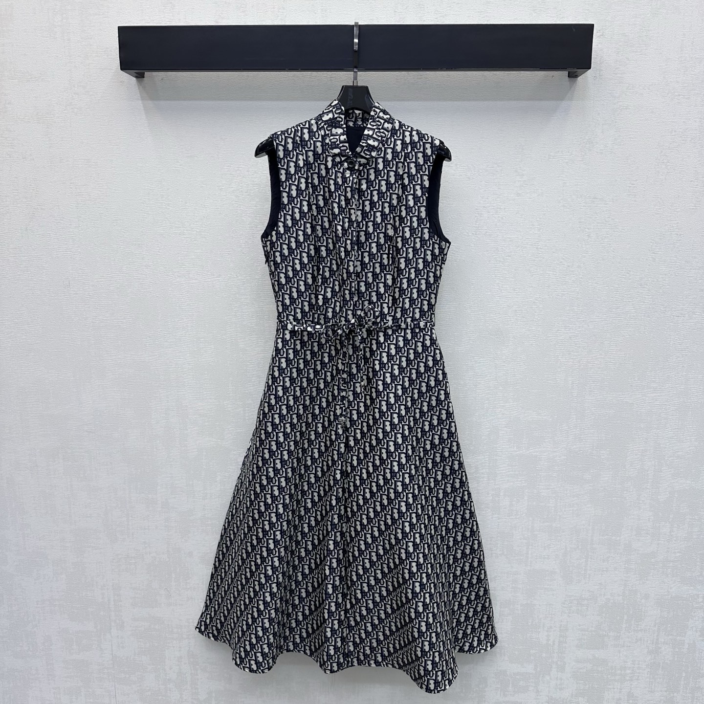 NO:892952,Dio*2026 new arrivals stand collar jacquard vest dress customized YB imported jacquard material. High-end texture, crisp and stylish. The iconic letter logo jacquard elements are all over the body to highlight the brand tone. Decorated with hidden half placket buttons to adjust and match the fabric laces to outline the body shape. Add a sense of layering. Surface accessories development. Stand collar long dress tailoring. Meet various needs for commuting and dating. Wear more fashionable and trendy. High version, dior, skirts,19860909Dio*2026新品上架立领提花背心裙定制YB进口提花材质 质感高级 挺括有型 通体满铺标志性字母徽标提花元素 彰显品牌调性 饰以隐藏式半开襟纽扣调节配合本布系带勾勒身形设计 增添造型层次感 面辅料开发 立领长款连衣裙剪裁 满足通勤约会多种需求 穿搭更时髦潮流 高版本,,dior,skirts,,Women's clothing