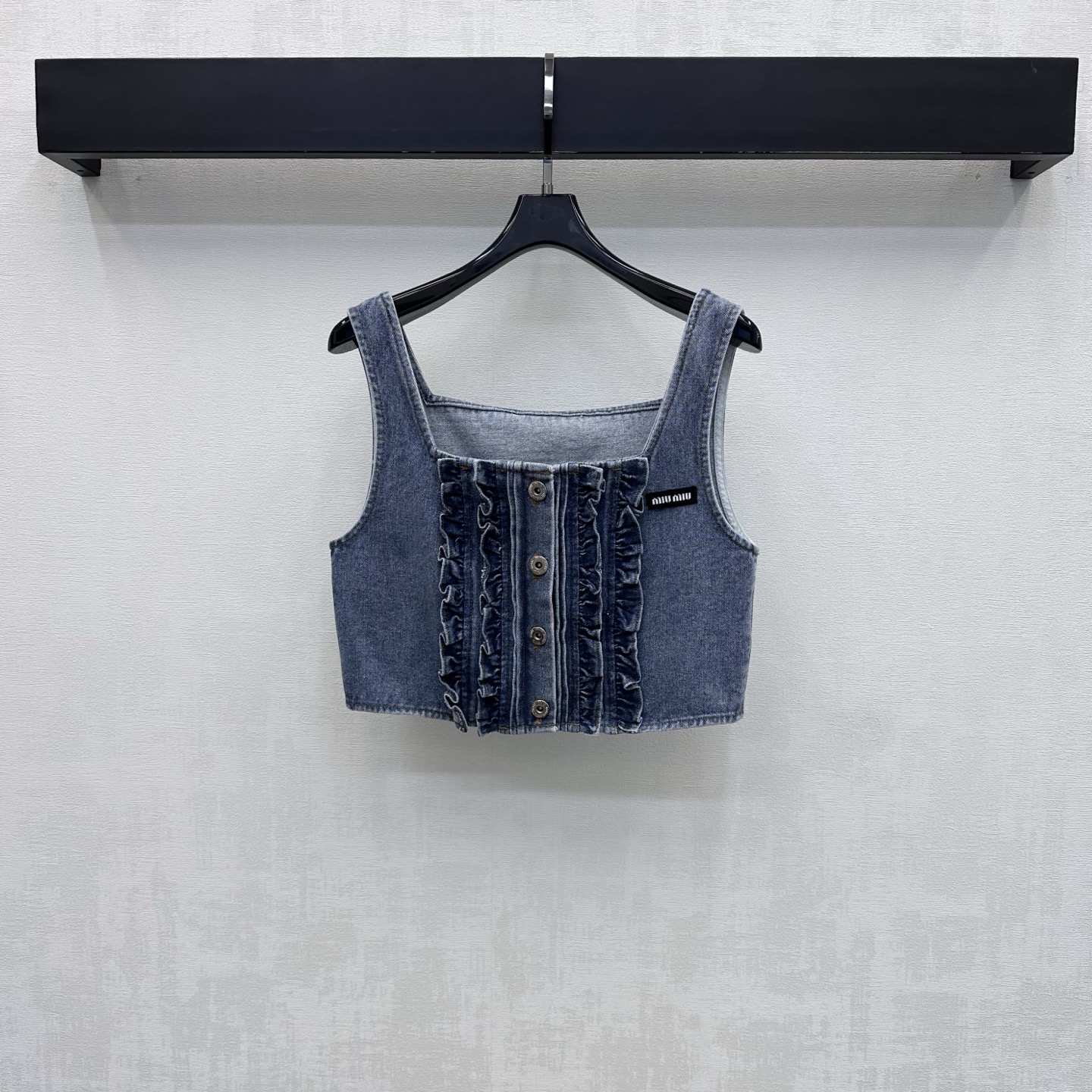 NO:892956,Miumi*2026 new arrivals lace denim vest customized YB imported twill cotton denim fabric, crisp and stylish texture, dry and comfortable to the touch, classic washed retro blue with old and white effect, more visually layered, centrally decorated pleats and scarlet edge splicing design, adding layering to the look, emblazoned with iconic letter logo decoration on the chest, highlighting the brand's tone, adding a sweet and cool atmosphere, eye-catching and fashionable, short high-waisted version visually makes you taller  Easily create the golden ratio of 30 to 70 points, casual and natural, showing off the street trend. Development of fabric accessories. Square-necked short vest cut. Can be paired with skirts from the same series. Complete sets to easily create a Korean sweet and cool style. High version,,miumiu,skirts,gold,19860909Miumi*2026新品上架花边牛仔背心定制YB进口斜纹全棉牛仔面料 质地挺括有型 触感干爽舒适 经典水洗复古蓝 自带做旧磨白效果 视觉上更具层次感 居中点缀褶皱绯边拼接设计 增添造型层次感 胸前点缀标志性字母徽标装饰 彰显品牌调性 增加甜酷气息 吸睛又时髦 短款高腰版型视觉上更显高挑 轻松打造三七分黄金比例 随性自然尽显街头潮流感 面辅料开发 方领短款背心剪裁 可搭配同系列半裙 成套搭配穿搭轻松打造韩系甜酷风  高版本,,miumiu,skirts,gold,,Women's clothing
