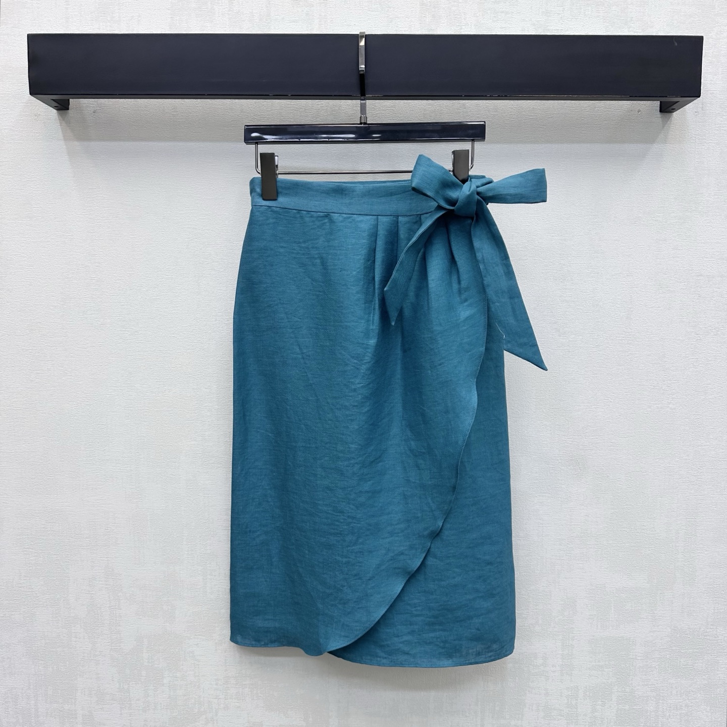 NO:892961,LP*2026 new products are on the shelves. The old money style linen skirt is made of custom YB imported linen fabric. It is light and breathable. It feels dry and skin-friendly. It has the unique texture of natural fibers and a micro-wrinkle effect. The upper body has a high-end, lazy and quiet luxury atmosphere. The asymmetrical hem echoes the fabric adjustment design. It covers the flesh invisibly and has an excellent drape. It visually lengthens the leg line and makes you look taller and slimmer. Development of surface accessories. Asymmetrical skirt tailoring. Can be paired with bat sleeve tops of the same series.  Wear a complete set to easily create an old-money, high-end style. Elegant and casual. High version, loro piana, skirts,19860909LP*2026新品上架老钱风亚麻半身裙定制YB进口亚麻面料 质地轻盈透气 触感干爽亲肤 带有天然纤维的独特肌理感与微皱效果 上身自带高级慵懒的静奢氛围 不对称下摆呼应本布系布调节设计 遮肉于无形 垂坠感极佳 视觉上拉长腿部线条 显高显瘦 面辅料开发 不对称半身裙剪裁 可搭配同系列蝙蝠袖上衣 成套穿搭轻松打造老钱高级风 优雅又随性  高版本,,loro piana,skirts,,Women's clothing