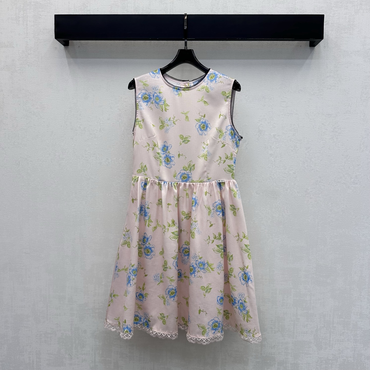 NO:893351,Prad*2026 new products are on the shelves. Floral waist-cinching tank top. Customized YB imported thick twill material. Breathable, comfortable and stylish. Full-covered fresh hand-painted blue flower vine print, matching neckline and cuffs. Black fine lace hem hem splicing, exquisite hollow lace splicing processing, adding layering to the look. The half-open breasted adjustment design on the back echoes the iconic letter woven logo decoration on the waist. Low-key highlights the brand tone. Development of surface accessories. Dress tank top tailoring.  High-end and age-reducing outfits for commuting, dating and vacation, high version, prada, skirts,19860909Prad*2026新品上架碎花收腰背心裙 定制YB进口斜纹稠材质 透气舒适有型 满铺清新手绘蓝花藤蔓印花配合领口与袖口黑色细蕾丝包边下摆拼接精致镂空蕾丝花边拼接处理 增添造型层次感 后背半开排扣调节设计呼应腰部标志性字母织布徽标装饰 低调彰显品牌调性 面辅料开发 洋装背心裙剪裁 通勤约会度假穿搭高级减龄  高版本,,prada,skirts,,Women's clothing