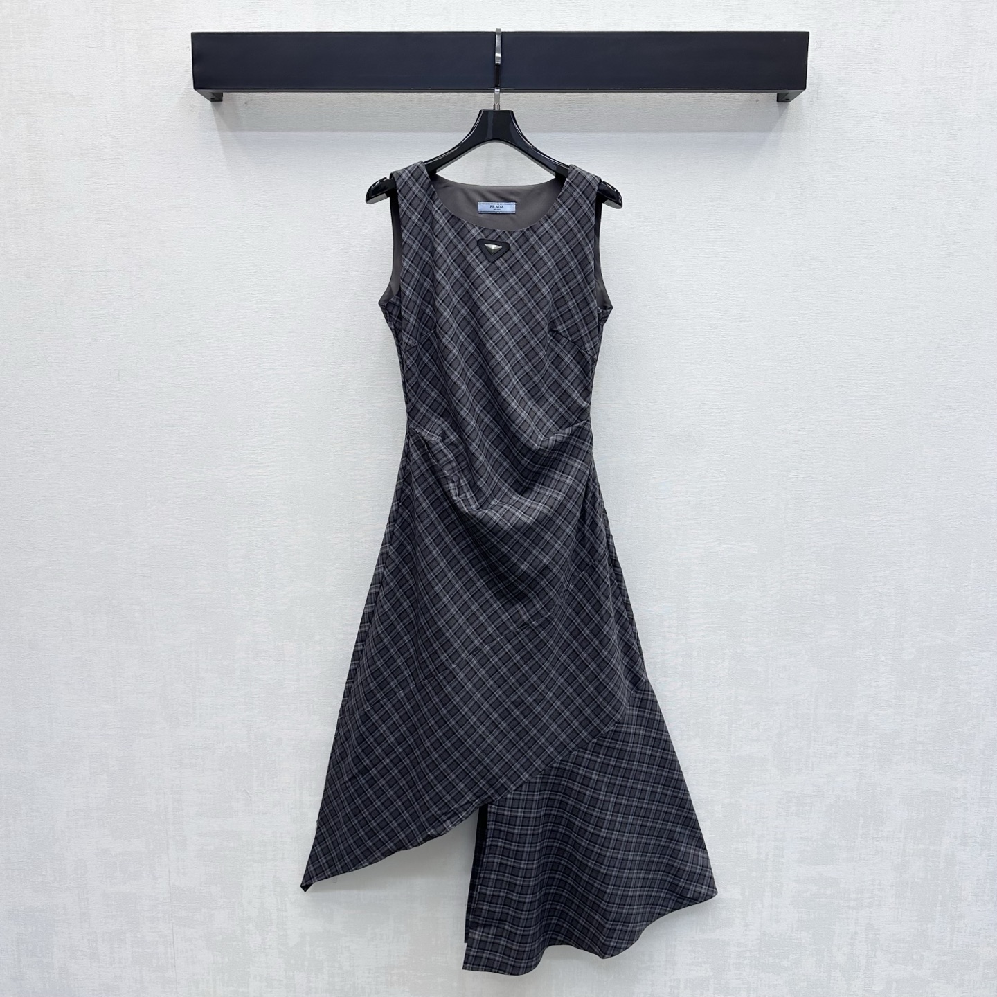 NO:893363,Prad*2026 new arrivals plaid irregular tank top dress made of imported YB twill cotton. The texture is soft and skin-friendly. The horizontal and vertical contrasting plaid design is used to add layering to the look. The neckline is embellished with the iconic metal triangle leather label to highlight the brand tone. The three-dimensional pinch pleats on the waist and abdomen are processed with irregular stacked skirts to create perfect body proportions. Surface accessories development. Waist dress tailoring. High-end and elegant for commuting and dating. High version, prada, skirts,19860909Prad*2026新品上架格纹不规则背心裙定制YB进口斜纹棉材质 质感柔顺亲肤 沿用横竖撞色格纹设计 增添造型层次感 领口点缀标志性金属三角皮标 彰显品牌调性 腰腹立体捏褶不规则叠片裙摆处理 打造完美身材比例线条 面辅料开发 收腰连衣裙剪裁 通勤约会穿搭高级优雅 高版本,,prada,skirts,,Women's clothing