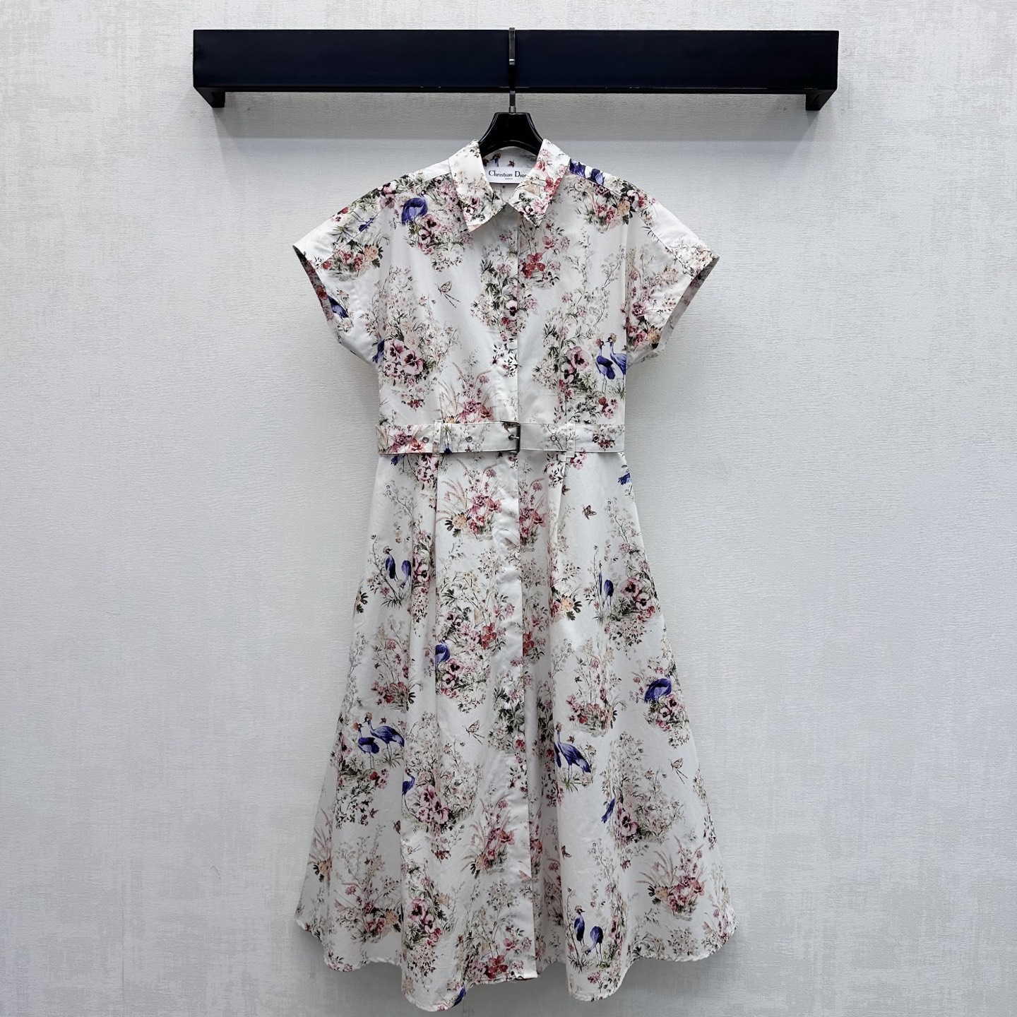 NO:893339,Dio*2026 new product launches hand-painted printed lapel dress. Customized YB imported twill cotton material. Soft and smooth texture. Breathable and sweat-absorbent. The lapel placket button design is matched with the waist belt adjustment of the same color to modify the body line and add layering to the look. The whole body is printed with hand-painted flower and bird plant prints to highlight the brand tone. The color is soft and the lines are smooth. The development of surface accessories. Lapel shirt dress tailoring. Match it at will. Easily wear it to create an Italian high-end style.  High version,,dior,skirts,shirts,19860909Dio*2026新品上架手绘印花翻领连衣裙 定制YB进口斜纹棉材质 质地柔软顺滑 透气吸汗 沿用翻领开襟纽扣设计配合同色系收腰皮带调节 修饰身形线条 增添造型层次感 通体满印手绘风格的花鸟植物印花图案 彰显品牌调性 色彩柔和线条流畅 面辅料开发 翻领衬衫连衣裙剪裁 随意搭配 穿搭轻松打造意式高级风 高版本,,dior,skirts,shirts,,Women's clothing