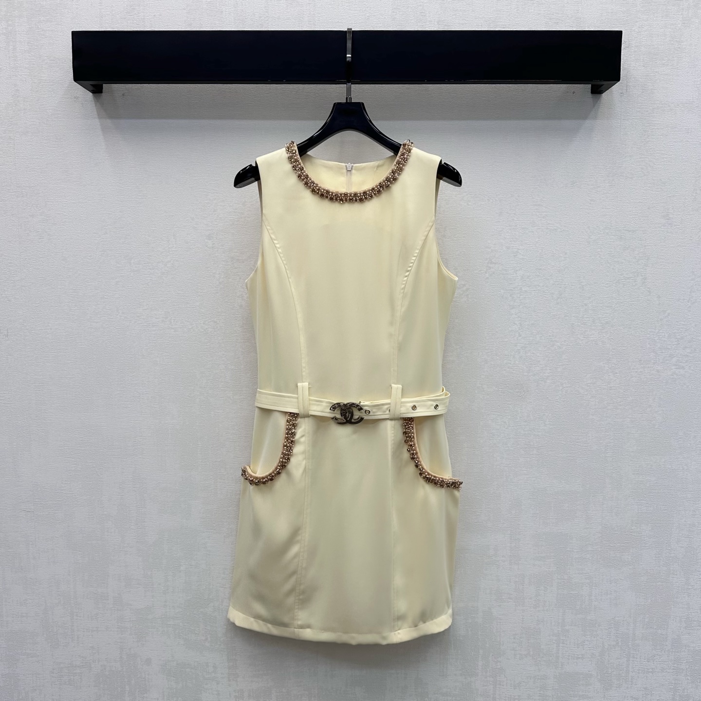 NO:893345,Chane*2026 new products are on the shelves. Xiaoxiangfeng belt vest dress is made of YB imported fabric. The texture is soft and skin-friendly and has good drape. The round neck handmade pearl rhinestone hemming design is matched with the simultaneous diamond-set pearl piping decoration on the pockets on both sides to add layering to the look. The double-C metal buckle adjustment design of the same color belt highlights the brand tone. Modifies the body shape to make it slimmer and not bloated. The development of surface accessories. Round neck straight vest dress tailoring. Easily create a French lady style whether it is a date party or an exhibition.  Can become the focus of the audience. High version, chanel, skirts,19860909Chane*2026新品上架小香风腰带背心裙定制YB进口面料 质地柔软亲肤 垂坠感佳 沿用圆领手工珍珠水钻包边设计配合双侧口袋同步镶钻珍珠滚边装饰 增添造型层次感 同色系腰带双C金属扣调节设计 彰显品牌调性 修饰身形显瘦不臃肿 面辅料开发 圆领直筒背心裙剪裁 轻松打造法式名媛风 无论是约会派对还是看展 都能成为全场焦点  高版本,,chanel,skirts,,Women's clothing