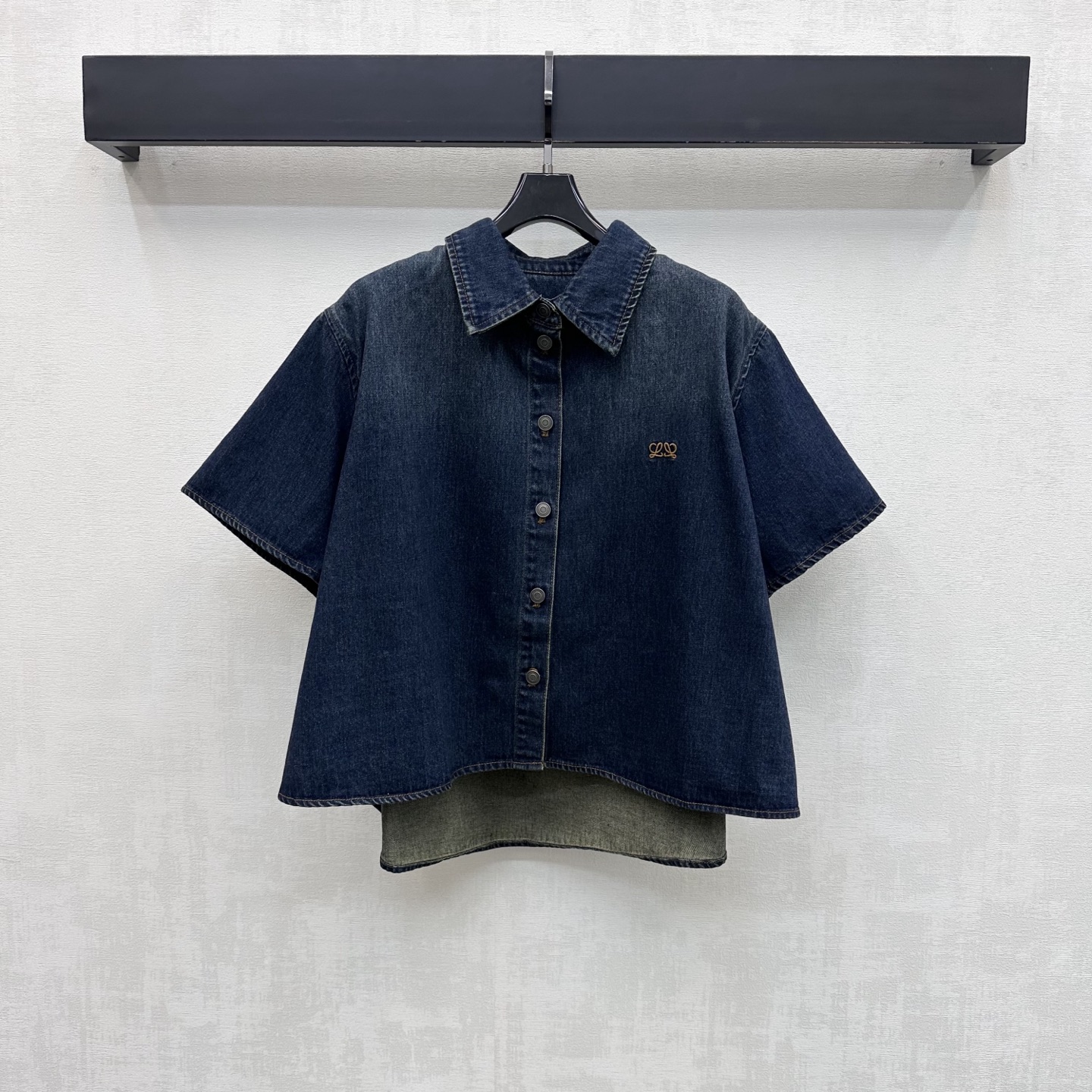 NO:893353,Loew*2026 new arrivals embroidered short-sleeved denim shirt, custom-made YB imported twill cotton denim material. Stiff, comfortable and stylish. Repeated enzyme washing process presents a uniform texture. Use metal buttons to adjust the placket to match the front short and back long hem cutting design. Add layering to the shape. Optimize body proportions. Decorated with the iconic embroidered logo on the chest to highlight the brand tone. Development of surface accessories. Lapel short-sleeved shirt jacket tailoring. Can be paired with long shorts of the same series. The complete set is relaxed and fashionable.  Wear high street casual style with high version, loewe, shorts, jackets & coats, shirts, T-shirt,19860909Loew*2026新品上架刺绣短袖牛仔衬衣定制YB进口斜纹全棉牛仔材质 挺括舒适有型 反复酵素水洗工艺处理呈现出均匀纹理 沿用开襟金属纽扣调节配合前短后长下摆裁剪设计 增添造型层次感 优化身材比例 胸前点缀标志性刺绣徽标装饰 彰显品牌调性 面辅料开发 翻领短袖衬衫外套剪裁 可搭配同系列长短裤 成套穿搭松弛时髦 穿出满满的高街休闲风  高版本,,loewe,shorts,jackets & coats,shirts,T-shirt,,Women's clothing