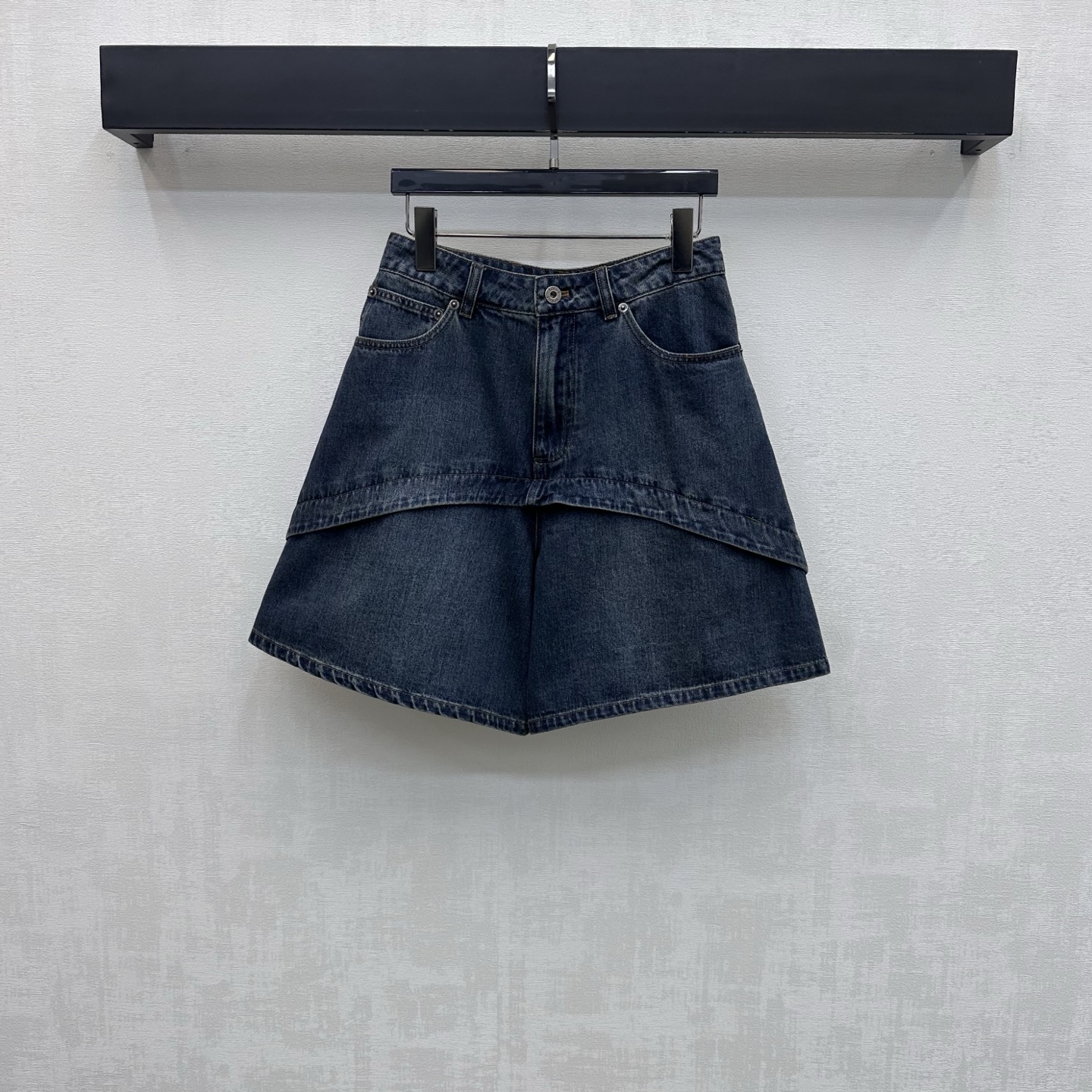 NO:893337,Loew*2026 new arrivals spliced denim shorts customized with YB imported twill cotton denim material Comfortable, soft, breathable and easy to wear Multi-enzyme washing process Retro and fashionable High-waisted symmetrical pockets with bias-cut false skirt design on the outer layer to add layering to the look Contrast color leather label design with letters on the back waist Low-key highlights the brand tone Simple and advanced development of surface accessories High-waisted buttoned shorts cut Can be paired with the same series of short-sleeved jackets for a complete set of high-end fashion  High version,,loewe,skirts,shorts,jackets & coats,T-shirt,19860909Loew*2026新品上架拼接牛仔短裤定制YB进口斜纹全棉牛仔材质 舒适柔软 透气好穿 多重酵素水洗工艺处理 复古又时尚 高腰对称口袋配合外层叠加斜裁假裙片设计 增添造型层次感 后腰字母撞色皮标设计 低调彰显品牌调性 简约高级 面辅料开发 高腰系扣短裤剪裁 可搭配同系列短袖外套 成套穿搭高级时髦 高版本,,loewe,skirts,shorts,jackets & coats,T-shirt,,Women's clothing