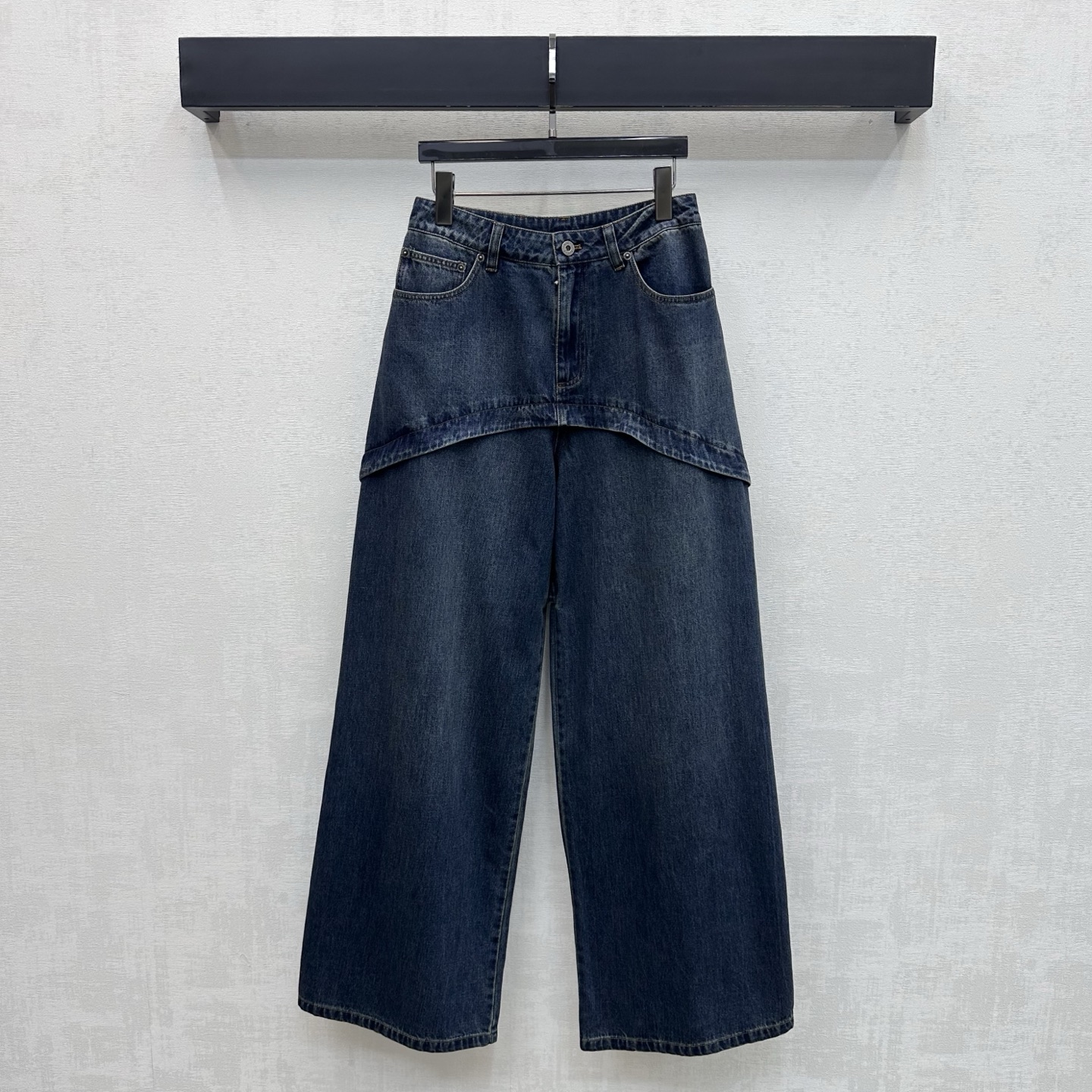 NO:893350,Loew*2026 new arrivals spliced denim trousers. Customized YB imported twill cotton denim material. Comfortable, soft, breathable and easy to wear. Multiple enzyme washing process. Retro and fashionable. High-waisted symmetrical pockets with bias-cut fake skirt design on the outer layer to add layering to the look. Contrast color leather label design with letters on the back waist to highlight the brand tone in a low-key manner. Simple and advanced. Development of surface accessories. High-waisted buttoned trousers cut. Can be paired with short-sleeved jackets from the same series. Complete set to match high-end fashion.  High version,,loewe,skirts,jackets & coats,T-shirt,19860909Loew*2026新品上架拼接牛仔长裤 定制YB进口斜纹全棉牛仔材质 舒适柔软 透气好穿 多重酵素水洗工艺处理 复古又时尚 高腰对称口袋配合外层叠加斜裁假裙片设计 增添造型层次感 后腰字母撞色皮标设计 低调彰显品牌调性 简约高级 面辅料开发 高腰系扣长裤剪裁 可搭配同系列短袖外套 成套穿搭高级时髦 高版本,,loewe,skirts,jackets & coats,T-shirt,,Women's clothing
