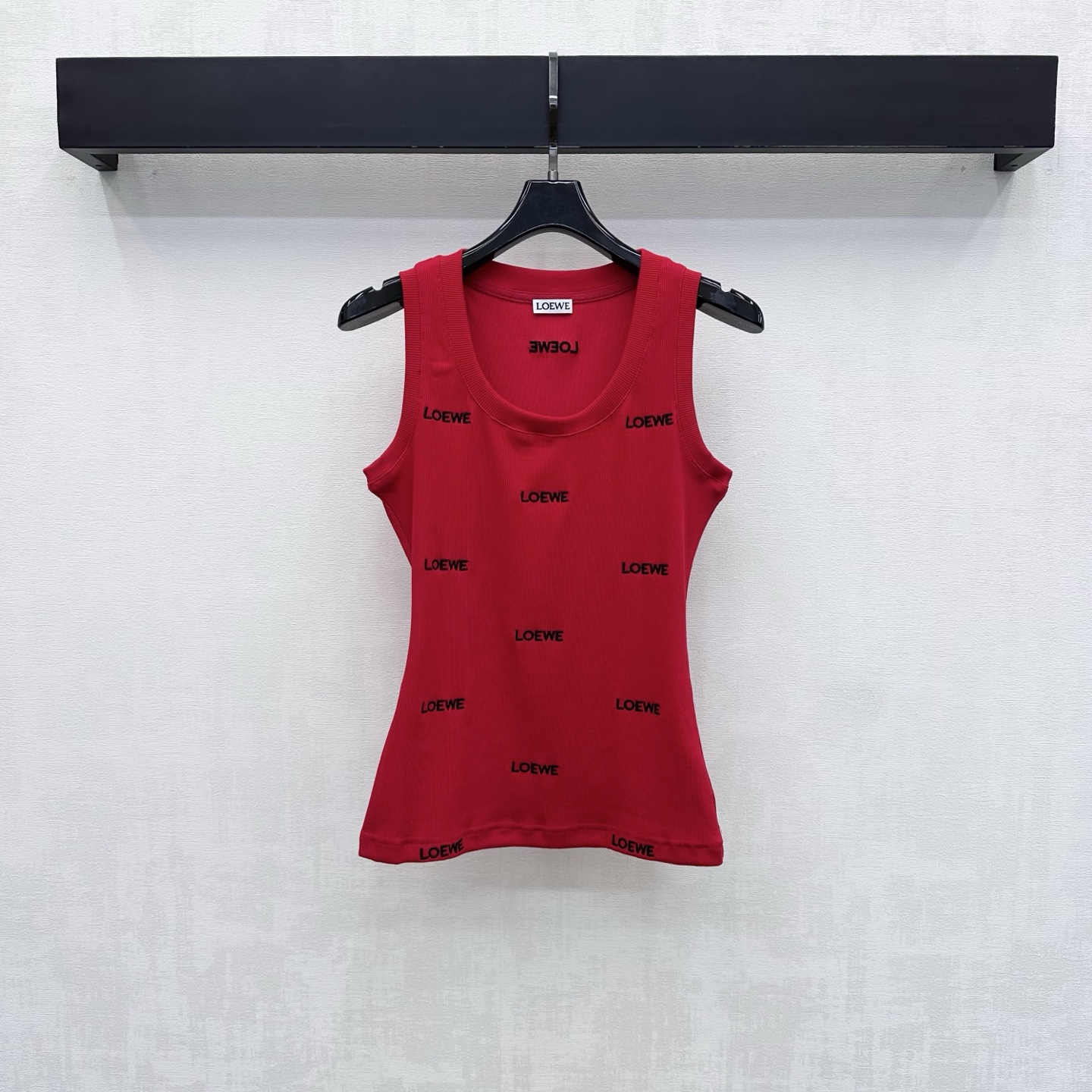 NO:893744,Loew*2026 new product launch letter embroidered logo vest customized YB imported high-elastic twill cotton material, comfortable and breathable, self-contained elasticity, the whole body vertical pit strip texture is visually slimmer, combined with the edge detail design to add a sense of layering to the look. The iconic three-dimensional letter embroidered logo embellishment is all over the floor to highlight the brand tonality.  High version 2 colors,,loewe,19860909Loew*2026新品上架字母刺绣徽标背心定制YB进口高弹斜纹全棉材质 舒适透气 自带弹力 通体竖坑条纹理视觉更为显瘦 配合包边细节设计处理 增添造型层次感 满铺标志性立体字母刺绣徽标点缀装饰 彰显品牌调性 修身凸显身材线条 面辅料开发 圆领修身背心剪裁 随意搭配穿搭尽显松弛轻奢气质 出彩时髦  高版本2色,,loewe,,Women's clothing