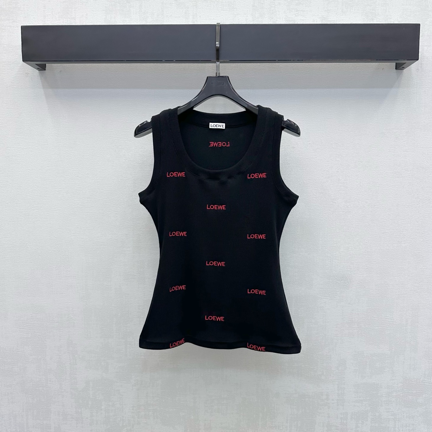 NO:893738,Loew*2026 new product launch letter embroidered logo vest customized YB imported high-elastic twill cotton material, comfortable and breathable, self-contained elasticity, the whole body vertical pit strip texture is visually slimmer, combined with the edge detail design to add a sense of layering to the look. The iconic three-dimensional letter embroidered logo embellishment is all over the floor to highlight the brand tonality.  High version 2 colors,,loewe,19860909Loew*2026新品上架字母刺绣徽标背心定制YB进口高弹斜纹全棉材质 舒适透气 自带弹力 通体竖坑条纹理视觉更为显瘦 配合包边细节设计处理 增添造型层次感 满铺标志性立体字母刺绣徽标点缀装饰 彰显品牌调性 修身凸显身材线条 面辅料开发 圆领修身背心剪裁 随意搭配穿搭尽显松弛轻奢气质 出彩时髦  高版本2色,,loewe,,Women's clothing