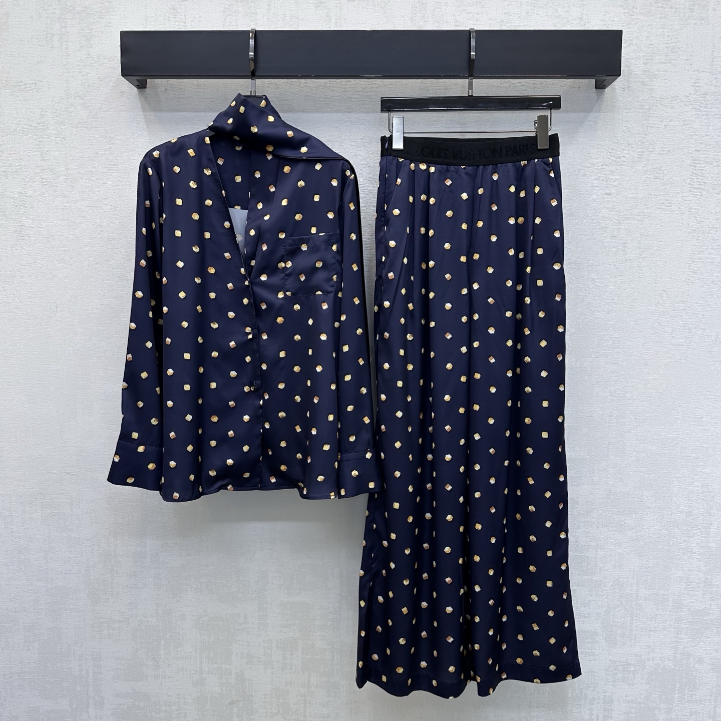 NO:893732,Louis Vuitto*2026 new arrival printed shirt and trousers suit customized YB imported satin material, glossy texture, smooth and skin-friendly. The stand-up collar jumpsuit ribbon design is used with the all-over three-dimensional square decoration placket gold square button adjustment embellishment to highlight the brand tone. The iconic letter embossed elastic waist design adds a sense of layering to the look. The development of surface accessories. Ribbon V-neck long-sleeved shirt elastic waist trousers tailoring. The complete set is coordinated and more refined.  Wear relaxed and elegant style, high version, Louis Vuitton,19860909Louis Vuitto*2026新品上架印花衬衣长裤套装定制YB进口缎面材质 质感光泽 顺滑亲肤 沿用立领连衣飘带设计配合通体满铺立体方块装饰开襟金方块纽扣调节点缀 彰显品牌调性 标志性字母压印松紧腰头设计 增添造型层次感 面辅料开发 飘带V领长袖衬衣松紧腰长裤剪裁 成套搭配协调更显精致 穿搭松弛显贵气  高版本,,louis vuitton,,Women's clothing