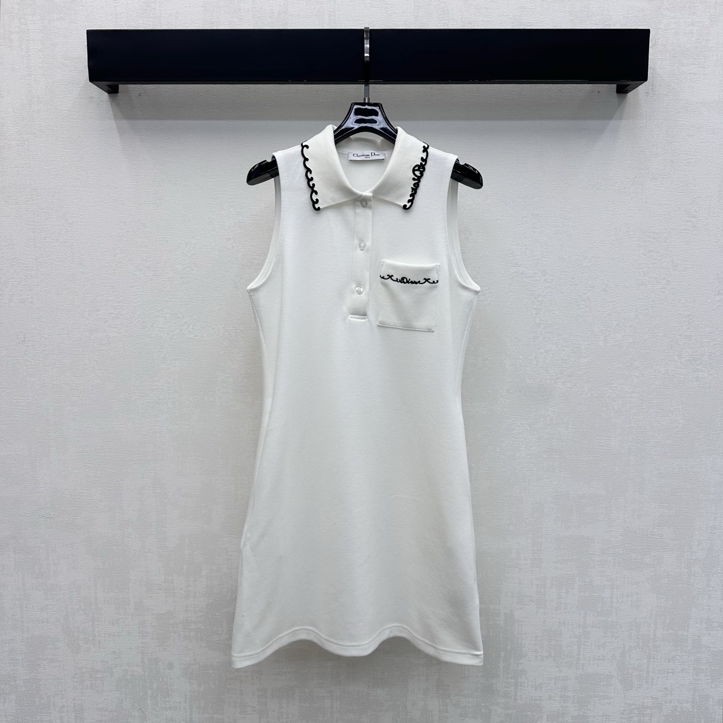 NO:893726,Dio*2026 new arrivals embroidered lapel vest dress customized YB imported Zhudi cotton material texture is crisp and breathable, sweat-absorbent and skin-friendly. The whole body is made of simple plain color with half placket button adjustment and wavy embroidered hemming design on the neckline to add layering to the look. The chest pocket is embellished with the iconic letter embroidered logo decoration to highlight the brand tone. It has both casual and formal sense. Surface accessories development. Lapel sleeveless dress tailoring. Casual wear for daily commuting or weekend outings, refreshing and advanced.  High version 2 colors,,dior,skirts,19860909Dio*2026新品上架刺绣翻领背心裙定制YB进口朱地全棉材质质地挺括透气 吸汗亲肤 通体采用简约素色配合半开襟纽扣调节与领口波浪刺绣包边设计 增添造型层次感 胸前口袋点缀标志性字母刺绣徽标装饰 彰显品牌调性 兼具休闲与正式感 面辅料开发 翻领无袖连衣裙剪裁 日常通勤还是周末出游随意搭配穿搭清爽高级  高版本2色,,dior,skirts,,Women's clothing