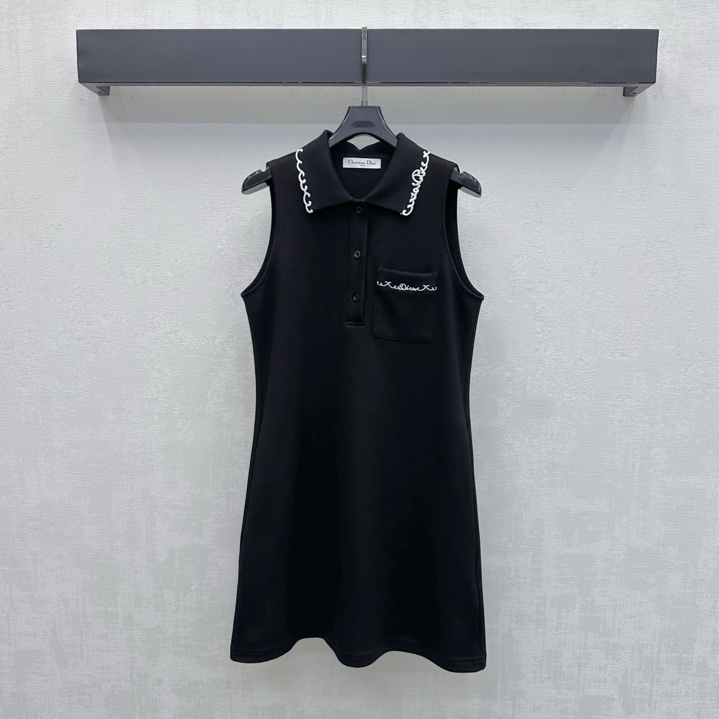 NO:893720,Dio*2026 new arrivals embroidered lapel vest dress customized YB imported Zhudi cotton material texture is crisp and breathable, sweat-absorbent and skin-friendly. The whole body is made of simple plain color with half placket button adjustment and wavy embroidered hemming design on the neckline to add layering to the look. The chest pocket is embellished with the iconic letter embroidered logo decoration to highlight the brand tone. It has both casual and formal sense. Surface accessories development. Lapel sleeveless dress tailoring. Casual wear for daily commuting or weekend outings, refreshing and advanced.  High version 2 colors,,dior,skirts,19860909Dio*2026新品上架刺绣翻领背心裙定制YB进口朱地全棉材质质地挺括透气 吸汗亲肤 通体采用简约素色配合半开襟纽扣调节与领口波浪刺绣包边设计 增添造型层次感 胸前口袋点缀标志性字母刺绣徽标装饰 彰显品牌调性 兼具休闲与正式感 面辅料开发 翻领无袖连衣裙剪裁 日常通勤还是周末出游随意搭配穿搭清爽高级  高版本2色,,dior,skirts,,Women's clothing