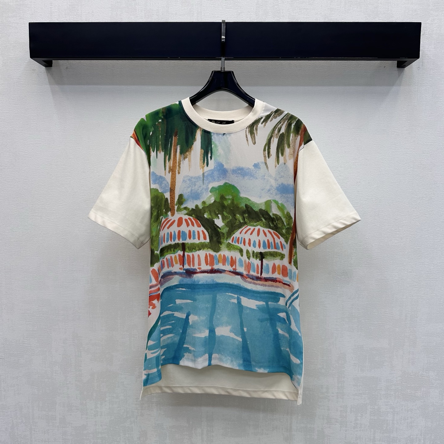 NO:893742,LP*2026 new arrivals, holiday style printed short-sleeves. Customized YB imported twill silk and cotton material. Soft and breathable. Uses off-white contrasting hand-painted watercolor swimming pool coconut tree holiday style all-over printing pattern to highlight the brand tone. Full color. Classic round neck hemming design with short front and long hem to add layering to the look. Loose fit to accommodate various body shapes. Development of surface accessories. Round neck short-sleeved T-shirt tailoring. Match at will. Outstanding and fashionable. High version, loro  piana,T-shirt,tees,t-shirt,19860909LP*2026新品上架度假风印花短袖 定制YB进口斜纹绸棉材质 柔软亲肤透气 沿用米白撞手绘水彩泳池椰树度假风满印图案 彰显品牌调性 色彩度饱满 经典圆领包边设计配合前短后长下摆 增添造型层次感 宽松版型包容各种身材 面辅料开发 圆领短袖T恤剪裁 随意搭配 出彩时髦 高版本,,loro piana,T-shirt,tees，t-shirt,,Women's clothing