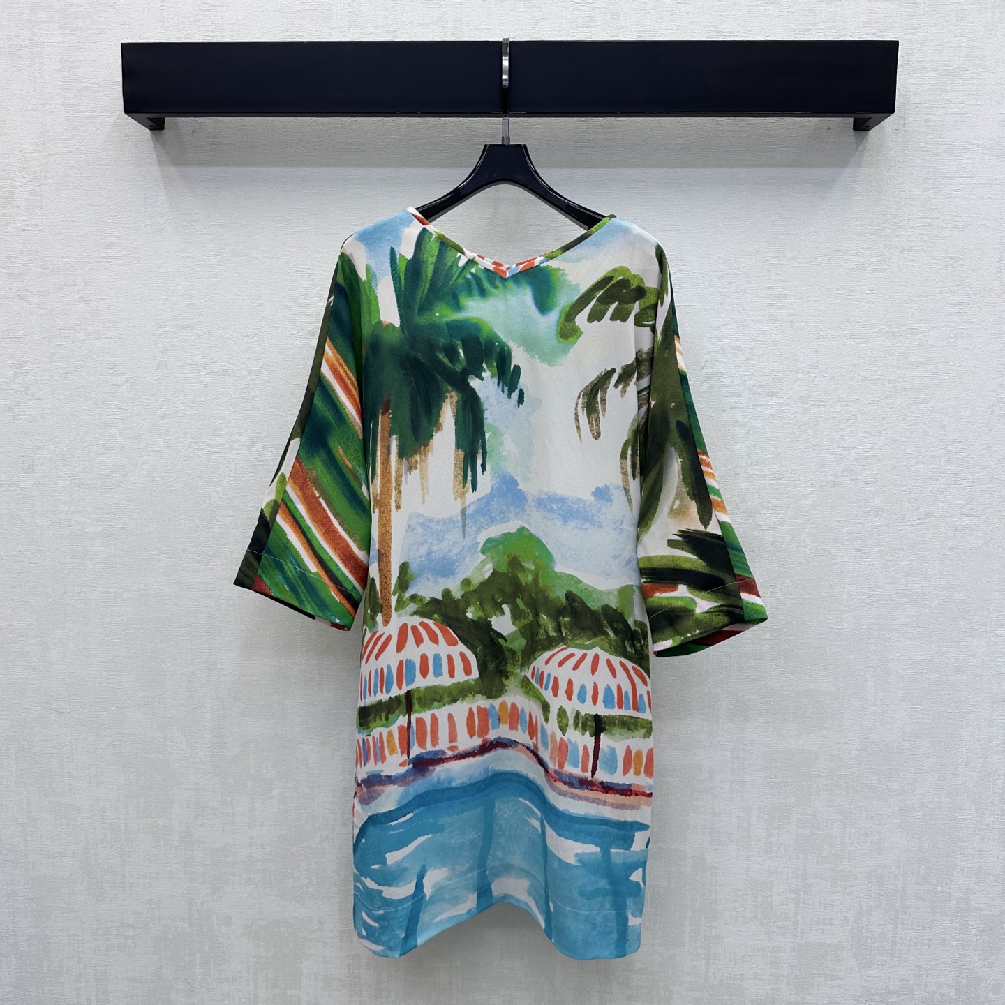 NO:893719,LP*2026 new products are on the shelves. The resort-style printed dress is made of YB imported twill silk. It is light, breathable and has soft light. The whole body is covered with hand-painted watercolor swimming pool coconut trees and holiday-style print patterns. It highlights the brand tone. The color is transparent and full. The V-neck design is used with the three-quarter wide-sleeved version to add layering to the look. The loose version accommodates all kinds of body shapes. The surface accessories are developed. The V-neck short-sleeved dress is cut to make a stylish and colorful vacation outfit. High version, loro  piana,skirts,T-shirt,19860909LP*2026新品上架度假风印花连衣裙定制YB进口斜纹绸材质 轻薄透气自带柔光 通体满铺手绘水彩泳池椰树度假风满印图案 彰显品牌调性 色彩通透饱满 沿用V领设计配合七分阔袖版型 增添造型层次感 宽松版型包容各种身材 面辅料开发 V领短袖连衣裙剪裁 度假穿搭出彩时髦 高版本,,loro piana,skirts,T-shirt,,Women's clothing