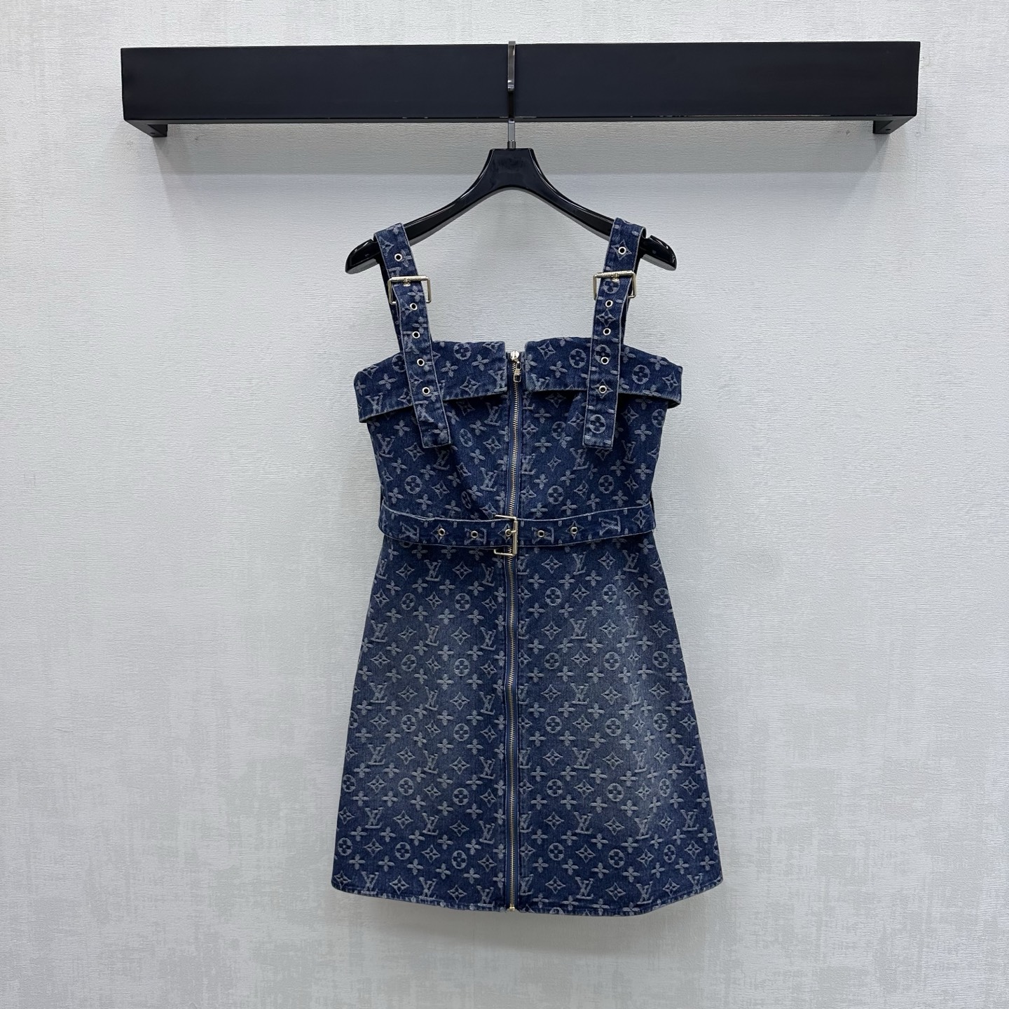 NO:893725,Louis Vuitto*2026 new arrivals jacquard denim suspender skirt customized YB imported jacquard denim material, full of texture, processed by repeated washing and fixation process, not easy to dye and discolor, adopt the folded tube top neckline design with the iconic four-leaf clover letter jacquard logo element all over the ready-to-wear, highlighting the brand tone. The placket runs through the long zipper opening and closing, echoing the vintage metal adjustment buckles on the shoulders, and the same color belt adjustment decoration, adding a sense of layering to the style. Simple and advanced fabrics and accessories development, suspender dress tailoring  Stylish and Western style for daily commuting, high version, Louis Vuitton, skirts,19860909Louis Vuitto*2026新品上架提花牛仔背带裙定制YB进口提花牛仔材质 质感十足 反复水洗定色工艺处理 不易染色脱色 沿用翻折抹胸领口设计配合成衣满铺标志性四叶草字母提花徽标元素 彰显品牌调性 门襟贯穿长拉链开合 呼应双肩复古金属调节扣同色系腰带调节装饰 增添造型层次感 简约高级 面辅料开发 吊带连衣裙剪裁 日常通勤穿搭时髦洋气 高版本,,louis vuitton,skirts,,Women's clothing