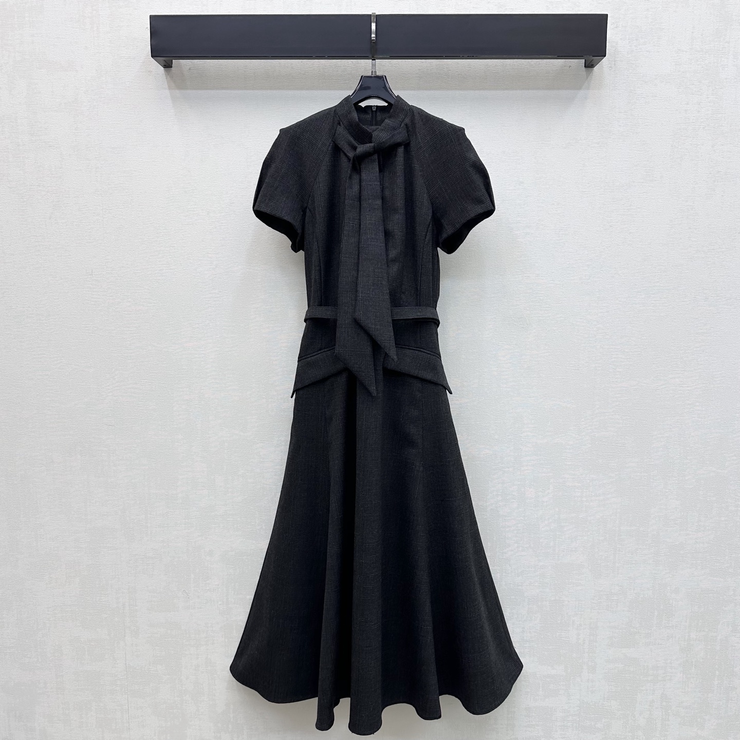 NO:893731,Dio*2026 new arrival plaid lace-up short-sleeved dress. Customized YB imported fine imitation wool material. Straight and smooth. High-end dark gray tone. Matched with bow tie at neckline and same-color belt adjustment design to add layering to the look. All-over plaid contrasting elements are engraved with iconic letter button decoration to highlight the brand tone. Development of surface accessories. Cutting of short-sleeved dress dress. The upper body is covered with flesh and the waist is tightened to enhance the beauty of the curve. Retro and fashionable outfit.  High version,,dior,skirts,T-shirt,19860909Dio*2026新品上架格纹系带短袖连衣裙 定制YB进口精仿羊毛材质 立挺垂顺 高级感深灰色调 配合领口蝴蝶结系带搭配同色系腰带调节设计 增添造型层次感 通体格纹撞色元素刻印标志性字母纽扣装饰 彰显品牌调性 面辅料开发 短袖洋装连衣裙版型剪裁 上身遮肉收腰更显曲线美 穿搭复古时髦  高版本,,dior,skirts,T-shirt,,Women's clothing