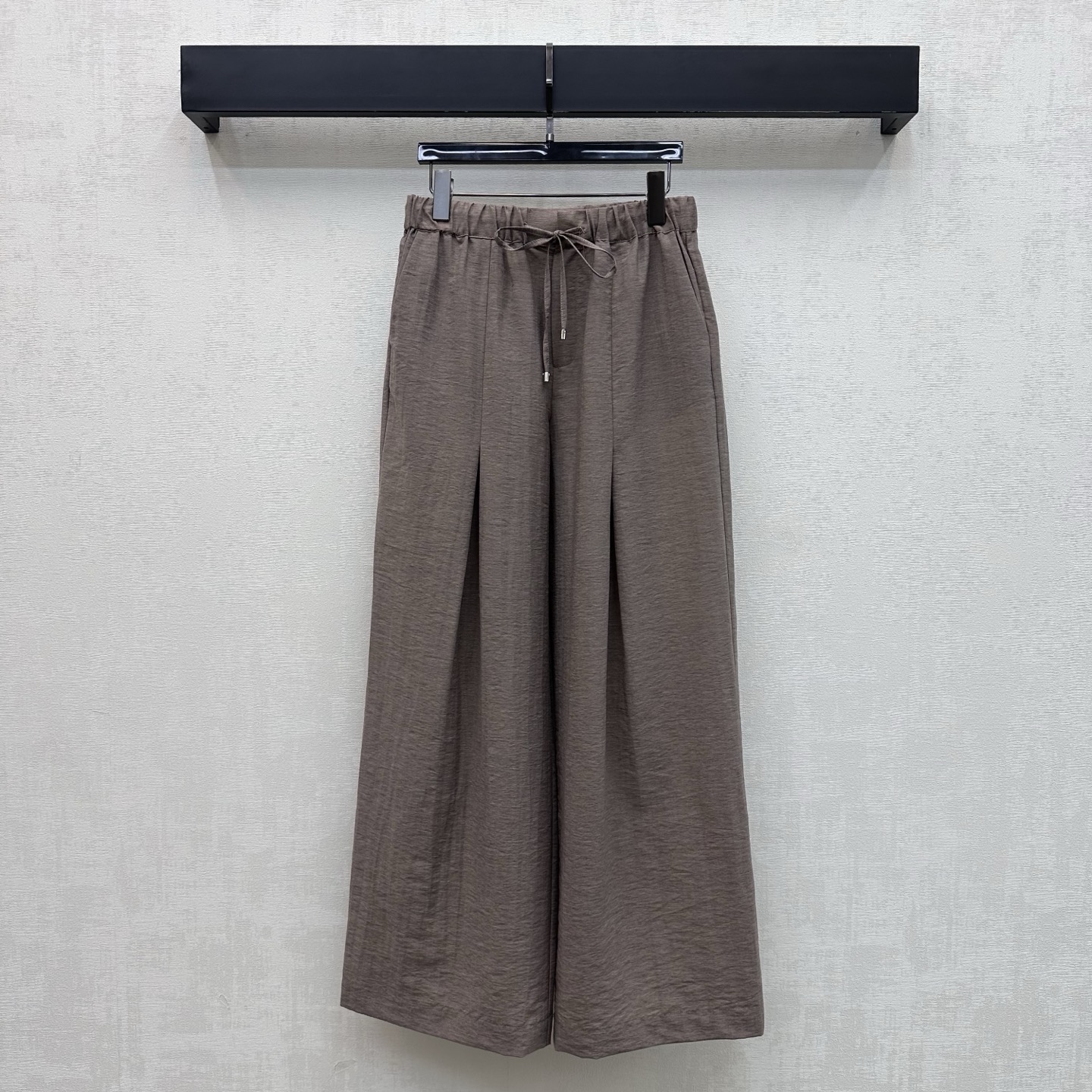 NO:906564,Chane*2026 new arrivals drawstring wide-leg trousers customized YB imported mulberry silk blended fabric. The texture is light and breathable. It feels dry and skin-friendly. The drawstring adjustment design of this fabric is used and decorated with metal rope ends. It accommodates various waist sizes and is easy to put on and take off without any sense of restraint. The front panel is cut with three-dimensional pleats and has an excellent drape. It visually lengthens the body proportion lines and makes you appear taller and slimmer. Development of surface accessories. High-waisted wide-leg trousers can be matched with shirts of the same series.  Wear a complete set to easily create old money and high-end style, elegant and casual. High version 2 colors 36 38 40,,chanel,19860909Chane*2026新品上架抽绳阔腿长裤定制YB进口桑蚕丝混纺面料 质地轻盈透气 触感干爽亲肤 沿用本布抽绳调节设计配合金属绳头点缀 包容各种腰围穿脱方便无束缚感 前片立体压褶裁剪 垂坠感极佳 视觉上拉长身材比例线条 显高显瘦 面辅料开发 高腰阔腿长裤剪裁 可搭配同系列衬衣 成套穿搭轻松打造老钱高级风 优雅又随性 高版本2色36 38 40,,chanel,,Women's clothing