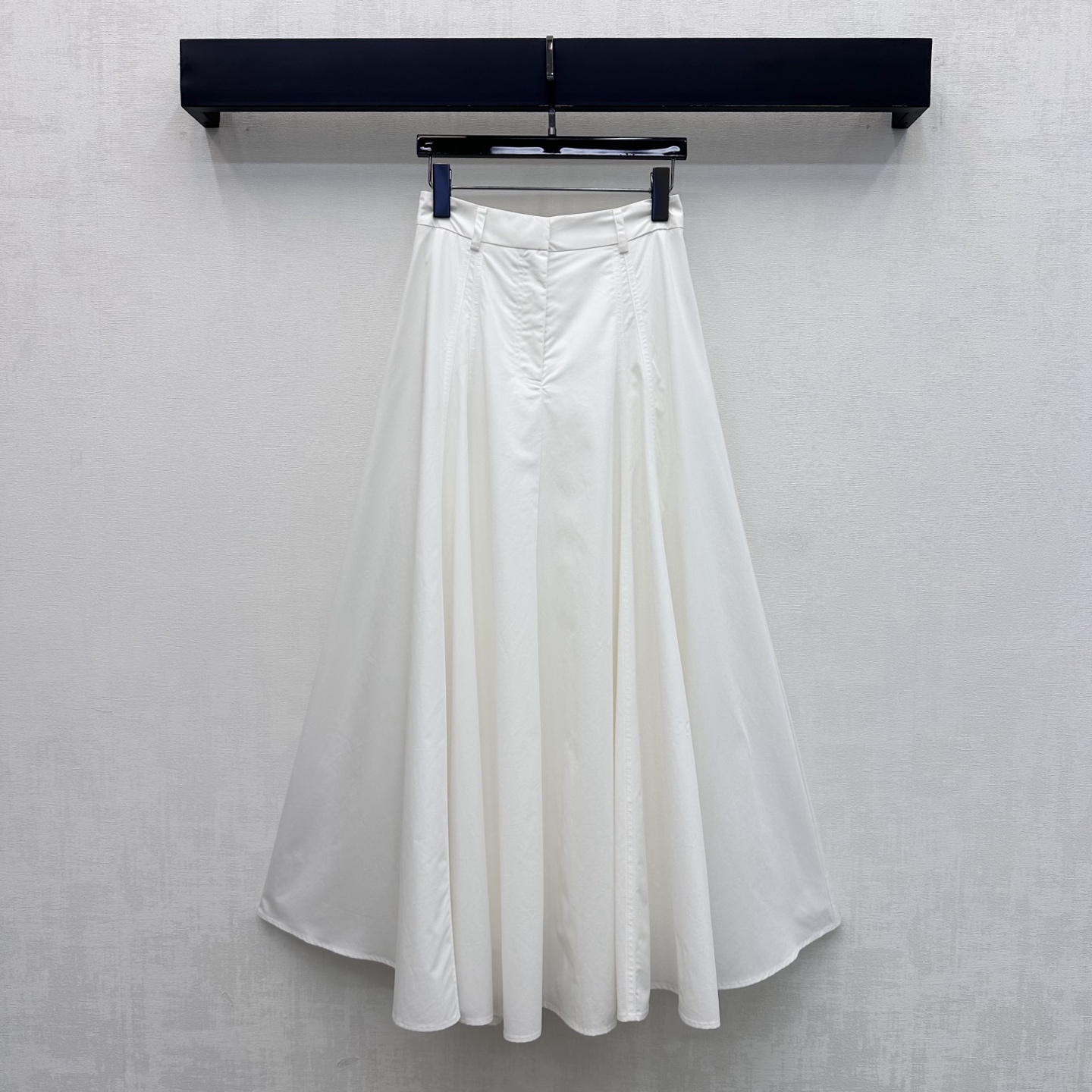 NO:907276,BC*2026 new products are on the shelves. Beaded high-waisted pleated skirt is made of YB imported twill cotton material. The texture is fine and soft, breathable and skin-friendly. The invisible zipper design is used with metal hook buckle adjustment to add layering to the look. The skirt is made of multiple three-dimensional split cutting techniques and is decorated with dense fine diamond chains on the back waist to add layering to the look. Development of surface accessories. High-waisted pleated skirt tailoring. Match as you like. Exquisite and advanced for daily commuting. High version, skirts,19860909BC*2026新品上架镶珠高腰压褶半裙定制YB进口斜纹全棉材质 质地细腻柔软 透气亲肤 沿用隐形拉链设计配合金属挂钩扣调节 增添造型层次感 裙身采用多片立体分割裁片工艺配合后腰点缀密集细钻链条装饰 增添造型层次感 面辅料开发 高腰压褶半裙剪裁 随意搭配 日常通勤穿搭精致高级 高版本,,skirts,,Women's clothing