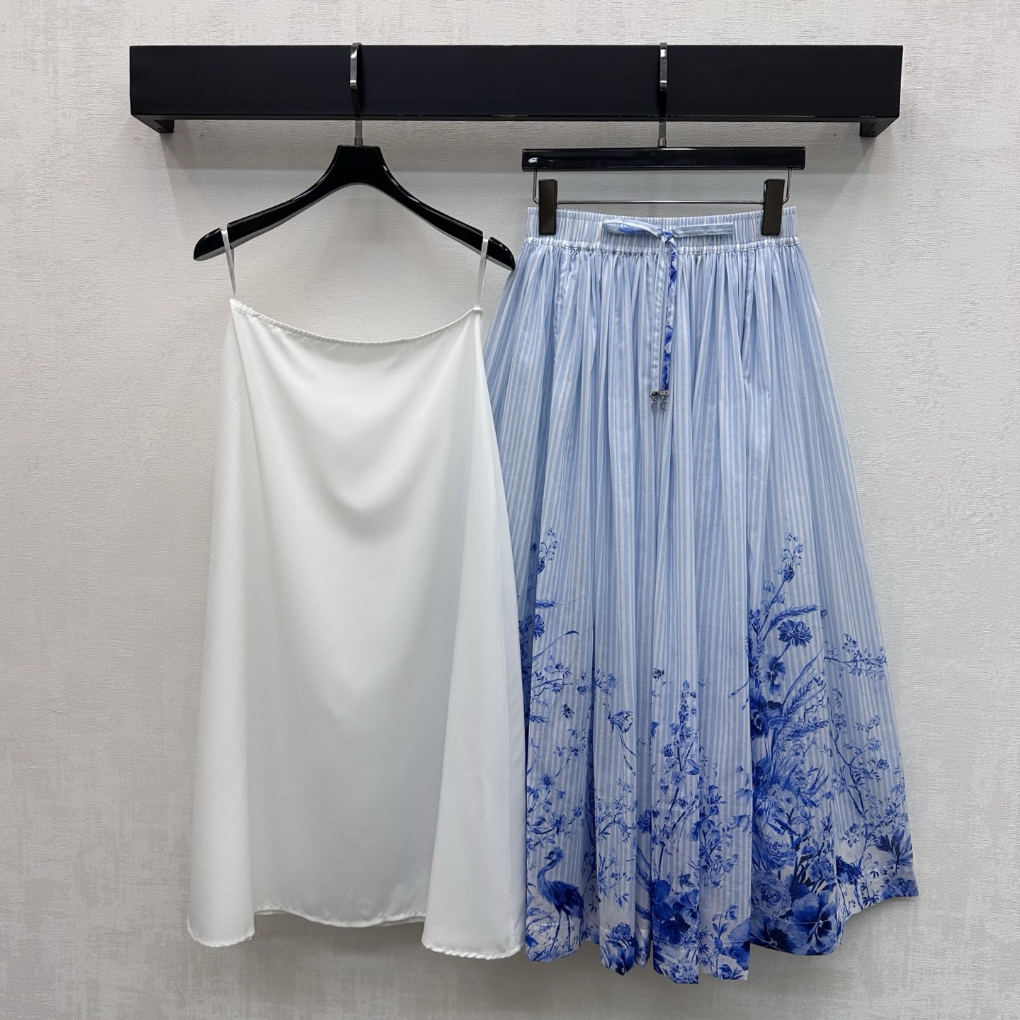 NO:908323,Dio*2026 new products are on the shelves. Two-piece printed skirt, made of YB imported twill silk. It is smooth and comfortable. The animal print pattern is all over the body and the slightly A-pressed pleated umbrella-shaped hem design adds layering to the look. The waistband is decorated with iconic letters and metal logo ribbon decoration, highlighting the brand tone. The upper body is full of lazy style, echoing the refreshing vacation atmosphere in the hot summer. Development of surface accessories. High-waisted skirt tailoring, easy to wear for commuting and vacation.  High version 2 colors,,dior,skirts,19860909Dio*2026新品上架两件式印花半裙定制YB进口斜纹绸材质 垂顺舒适 通体满印动物印花图案配合微A字压褶伞状大摆设计 增添造型层次感 腰头点缀标志性字母金属徽标飘带装饰 彰显品牌调性 上身充满慵懒风情气息 呼应炎炎夏日的清爽度假气息 面辅料开发 高腰半身裙剪裁 通勤度假轻松驾驭穿搭 高版本2色,,dior,skirts,,Women's clothing