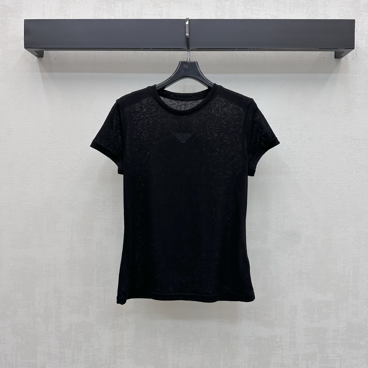 NO:908274,Prad*2026 new products are on the shelves. Embroidered round neck short sleeves. Customized YB imported light and thin Tencel material. Breathable, comfortable and full of texture. The whole body is plain with a hazy and slightly transparent dark texture to add layering to the look. The iconic triangle embroidered logo decoration is placed in the center of the chest to highlight the brand tone. Simple, high-end and durable, showing a casual and neat style. Development of surface accessories. Round neck short sleeve top tailoring. Casual and elegant for daily commuting.  High version 2 colors, prada, T-shirt,19860909Prad*2026新品上架刺绣圆领短袖 定制YB进口轻薄天丝材质 透气舒适 质感十足 通体素色自带朦胧微透暗纹肌理 增添造型层次感 胸前居中点缀标志性三角标刺绣徽标装饰 彰显品牌调性 简约高级耐看呈现随性利落穿搭风格 面辅料开发 圆领短袖上衣剪裁 日常通勤随意搭配穿搭简约大气   高版本2色,,prada,T-shirt,,Women's clothing