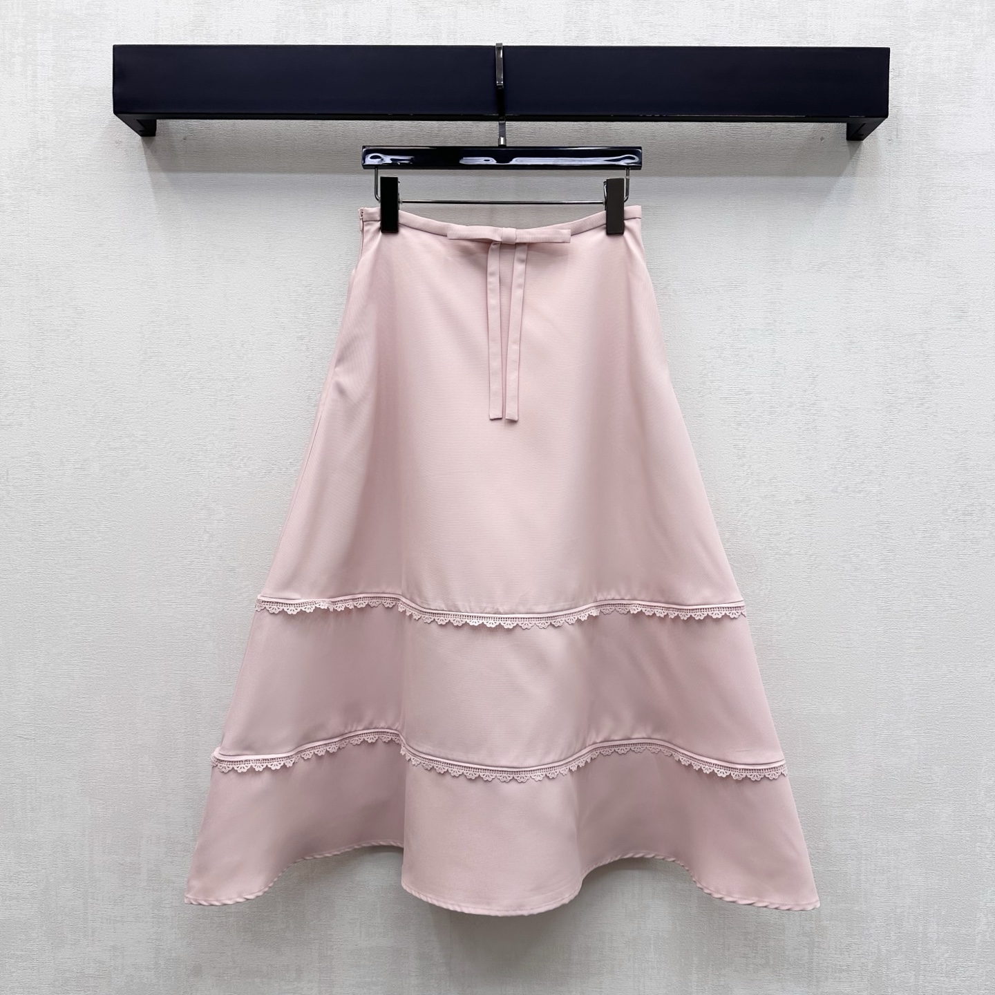 NO:908303,Miumi*2026 new arrivals lace splicing skirt, custom-made YB imported cotton material, stiff and stylish, comfortable and skin-friendly, embellished with bow ties along the waist and double-layered exquisite lace layered splicing decoration on the hem, highlighting the brand's tone. The A-line skirt umbrella-shaped design adds layering to the look. The upper body is simple, advanced and gentle, showing a romantic French style. Development of surface accessories. High-waisted skirt tailoring. Easily manage commuting or vacation. Dress elegantly and show elegance.  High version,,miumiu,skirts,19860909Miumi*2026新品上架蕾丝拼接半裙定制YB进口棉纶材质 挺括有型 触感舒适亲肤 沿用腰头点缀蝴蝶结系带配合下摆双层精致蕾丝分层拼接装饰 彰显品牌调性 A字裙伞状大摆设计 增添造型层次感 上身简约高级温柔 呈现浪漫法式风格 面辅料开发 高腰半身裙剪裁 通勤还是度假轻松驾驭 穿搭雅致显贵气 高版本,,miumiu,skirts,,Women's clothing