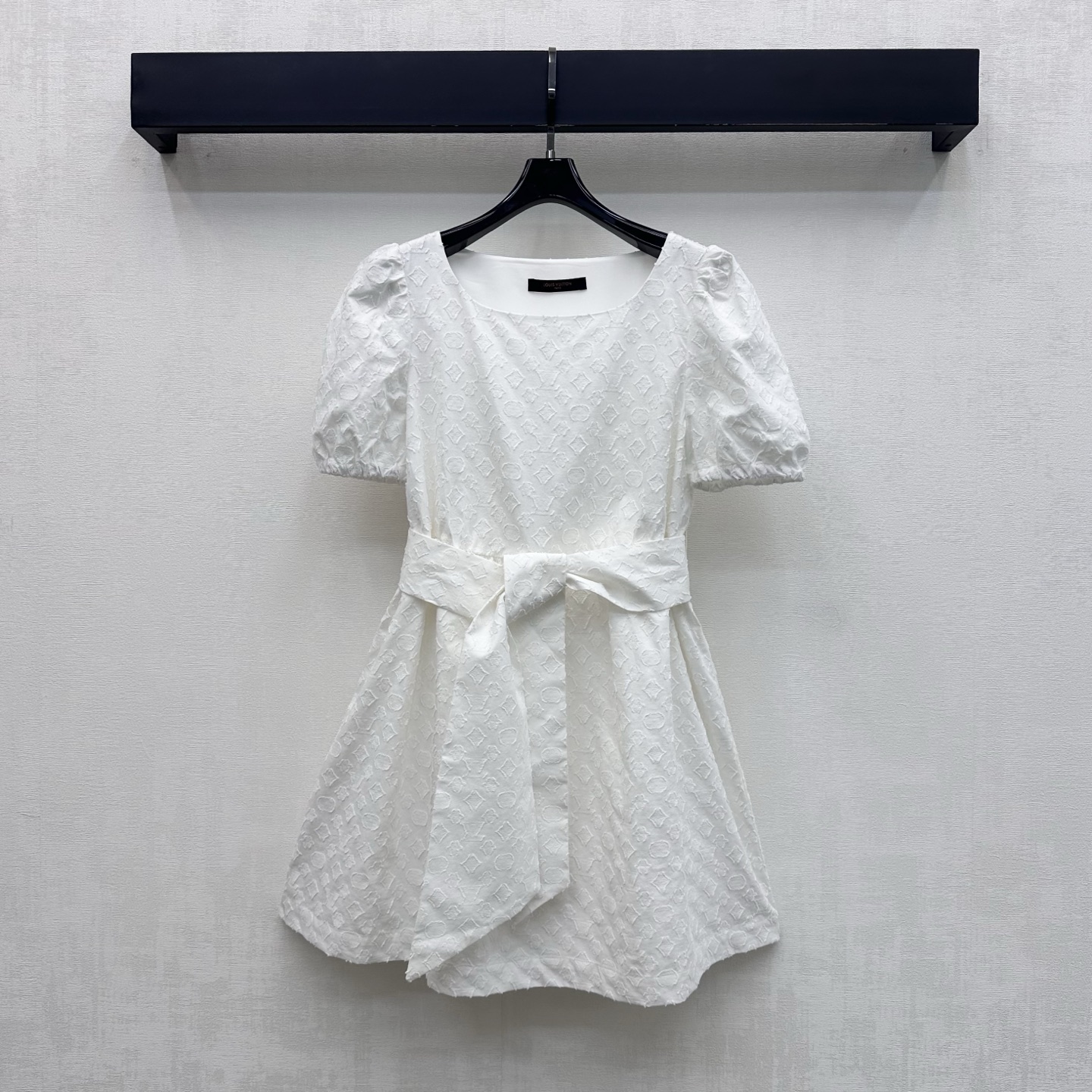 NO:909042,Louis vuitto*2026 new arrival jacquard puff sleeve dress customized YB imported twill cotton jacquard material is soft and breathable, with a slight natural texture, gentle and elegant. The upper body has a lazy and casual Italian holiday atmosphere. The square collar puff sleeves are cut with the fabric lace waist adjustment design to add layering to the shape. The whole body is decorated with three-dimensional jacquard elements to highlight the brand's tonality and improve the overall sophistication. Surface accessories are developed for puff sleeve dress tailoring.  Easily create Italian high-end style with commuting and dating outfits. High version, Louis Vuitton, skirts,19860909Louis vuitto*2026新品上架提花泡泡袖连衣裙定制YB进口斜纹棉提花材质 柔软亲肤透气 带有微微自然肌理感温柔显气质 上身自带慵懒随性的意式度假氛围 沿用方领泡泡袖裁剪配合本布系带收腰调节设计 增添造型层次感 通体满铺立体提花元素装饰 彰显品牌调性 提升整体精致度 面辅料开发泡泡袖连衣裙剪裁 通勤约会穿搭轻松打造意式高级风 高版本,,louis vuitton,skirts,,Women's clothing