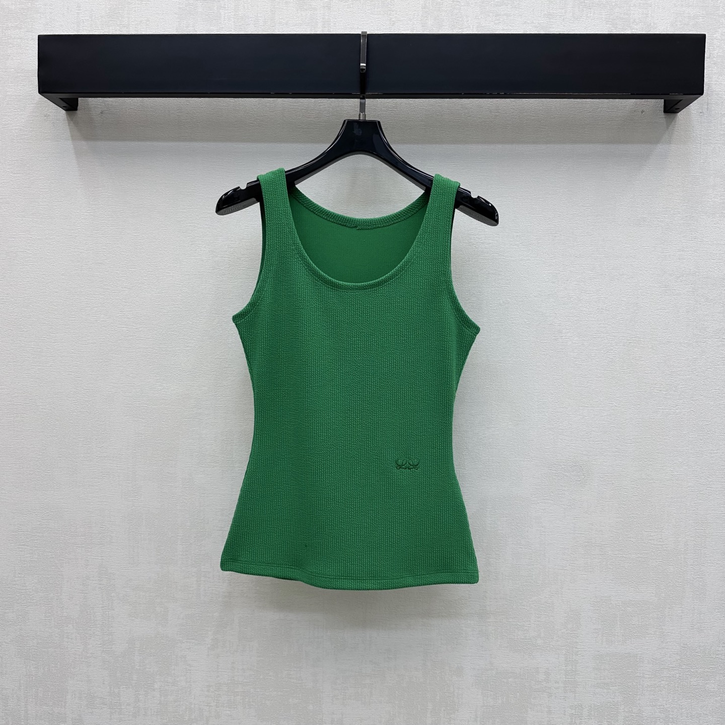 NO:909000,Loew*2026 new product launch embroidered logo vest customized YB imported high-elastic waffle knitted material, comfortable and breathable, has its own elasticity, the whole body checkered texture is visually slimmer, and is designed with hemming details to add layering to the look. The hem is embellished with iconic embroidered logo elements to highlight the brand's tone. It is slim and highlights the body line. The development of surface accessories. Round neck slim vest tailoring. It can be worn casually to show a relaxed, light and luxurious temperament. It is fashionable.  High version,,loewe,19860909Loew*2026新品上架刺绣徽标背心定制YB进口高弹华夫格针织材质 舒适透气 自带弹力 通体方格肌理视觉更为显瘦 配合包边细节设计处理 增添造型层次感 下摆点缀标志性刺绣徽标元素装饰 彰显品牌调性 修身凸显身材线条 面辅料开发 圆领修身背心剪裁 随意搭配穿搭尽显松弛轻奢气质 出彩时髦  高版本,,loewe,,Women's clothing