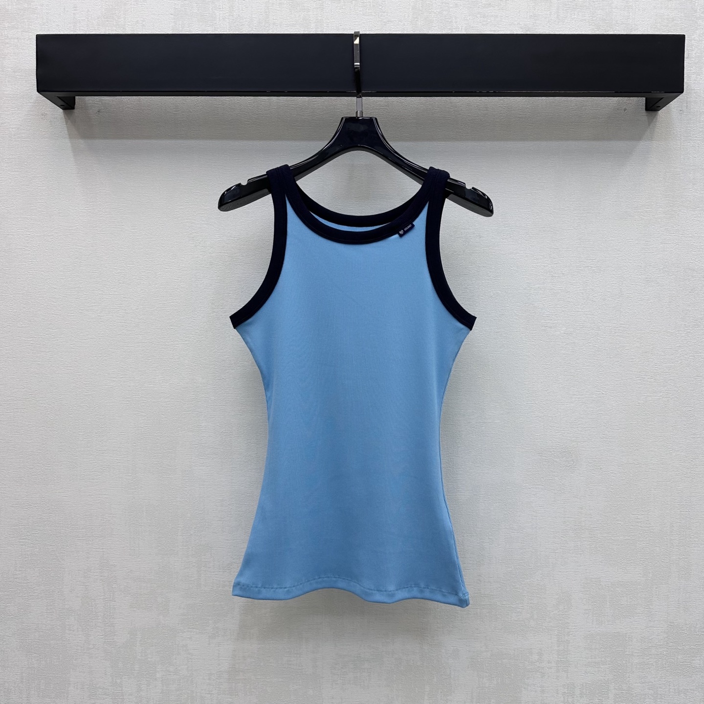NO:909021,Prad*2026 new products are available in contrasting color slim-fitting vests. Customized YB imported high-elastic twill cotton material. Comfortable and breathable. With its own elasticity. The whole-body vertical pit strip texture is visually slimmer. It is designed with contrasting color details to add layering to the look. The collar is embellished with iconic letter woven decoration to highlight the brand tone. Slim-fitting and highlighted body lines. Surface accessories development. Round-neck slim-fitting vest tailoring. Wear casually to show relaxed, light and luxurious temperament. Outstanding and fashionable.  High version 2 colors,,prada,19860909Prad*2026新品上架撞色修身背心定制YB进口高弹斜纹全棉材质 舒适透气 自带弹力 通体竖坑条纹理视觉更为显瘦 配合包边撞色细节设计 增添造型层次感 领口点缀标志性字母织布装饰 彰显品牌调性 修身凸显身材线条 面辅料开发 圆领修身背心剪裁 随意搭配穿搭尽显松弛轻奢气质 出彩时髦  高版本2色,,prada,,Women's clothing