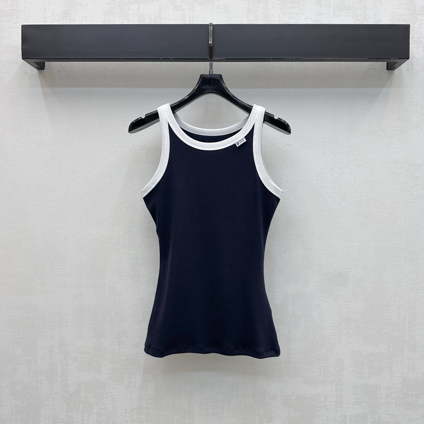 NO:909009,Prad*2026 new products are available in contrasting color slim-fitting vests. Customized YB imported high-elastic twill cotton material. Comfortable and breathable. With its own elasticity. The whole-body vertical pit strip texture is visually slimmer. It is designed with contrasting color details to add layering to the look. The collar is embellished with iconic letter woven decoration to highlight the brand tone. Slim-fitting and highlighted body lines. Surface accessories development. Round-neck slim-fitting vest tailoring. Wear casually to show relaxed, light and luxurious temperament. Outstanding and fashionable.  High version 2 colors,,prada,19860909Prad*2026新品上架撞色修身背心定制YB进口高弹斜纹全棉材质 舒适透气 自带弹力 通体竖坑条纹理视觉更为显瘦 配合包边撞色细节设计 增添造型层次感 领口点缀标志性字母织布装饰 彰显品牌调性 修身凸显身材线条 面辅料开发 圆领修身背心剪裁 随意搭配穿搭尽显松弛轻奢气质 出彩时髦  高版本2色,,prada,,Women's clothing