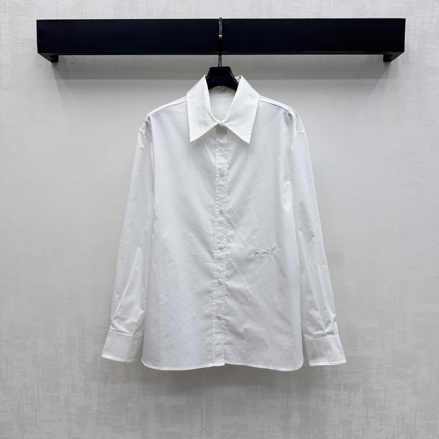 NO:908999,Herme*2026 new arrivals embroidered long-sleeved shirts are made of imported YB twill cotton material. The texture is light and soft. It feels skin-friendly and breathable. It follows the classic lapel design. It can be adjusted freely with the placket buttons to add layering to the look. The hem is embellished with the iconic carriage embroidery logo. It low-key highlights the brand tone. Surface accessories development. Lapel long-sleeved shirt tailoring. Match as you like. Easily wear to create a minimalist and high-end style. High version 4 colors -,, hermes, shirts,19860909Herme*2026新品上架刺绣长袖衬衫定制YB进口斜纹全棉材质 质地轻盈柔软 触感亲肤透气 沿用经典翻领设计 配合开襟纽扣自由调节处理 增添造型层次感 下摆点缀标志性马车刺绣徽标装饰 低调彰显品牌调性 面辅料开发 翻领长袖衬衣剪裁 随意搭配 穿搭轻松打造极简高级风 高版本4色-,,hermes,shirts,,Women's clothing