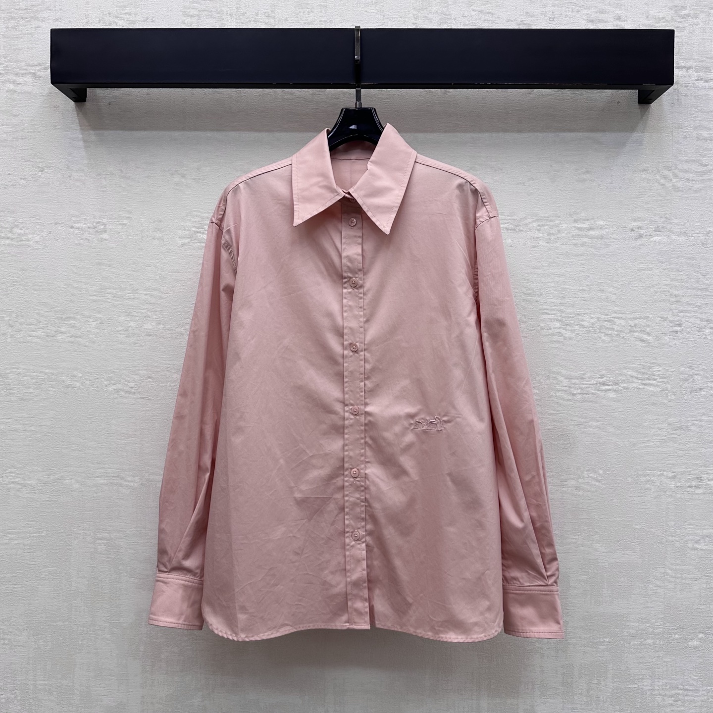 NO:908990,Herme*2026 new arrivals embroidered long-sleeved shirts are made of imported YB twill cotton material. The texture is light and soft. It feels skin-friendly and breathable. It follows the classic lapel design. It can be adjusted freely with the placket buttons to add layering to the look. The hem is embellished with the iconic carriage embroidery logo. It low-key highlights the brand tone. Surface accessories development. Lapel long-sleeved shirt tailoring. Match as you like. Easily wear to create a minimalist and high-end style. High version 4 colors -,, hermes, shirts,19860909Herme*2026新品上架刺绣长袖衬衫定制YB进口斜纹全棉材质 质地轻盈柔软 触感亲肤透气 沿用经典翻领设计 配合开襟纽扣自由调节处理 增添造型层次感 下摆点缀标志性马车刺绣徽标装饰 低调彰显品牌调性 面辅料开发 翻领长袖衬衣剪裁 随意搭配 穿搭轻松打造极简高级风 高版本4色-,,hermes,shirts,,Women's clothing