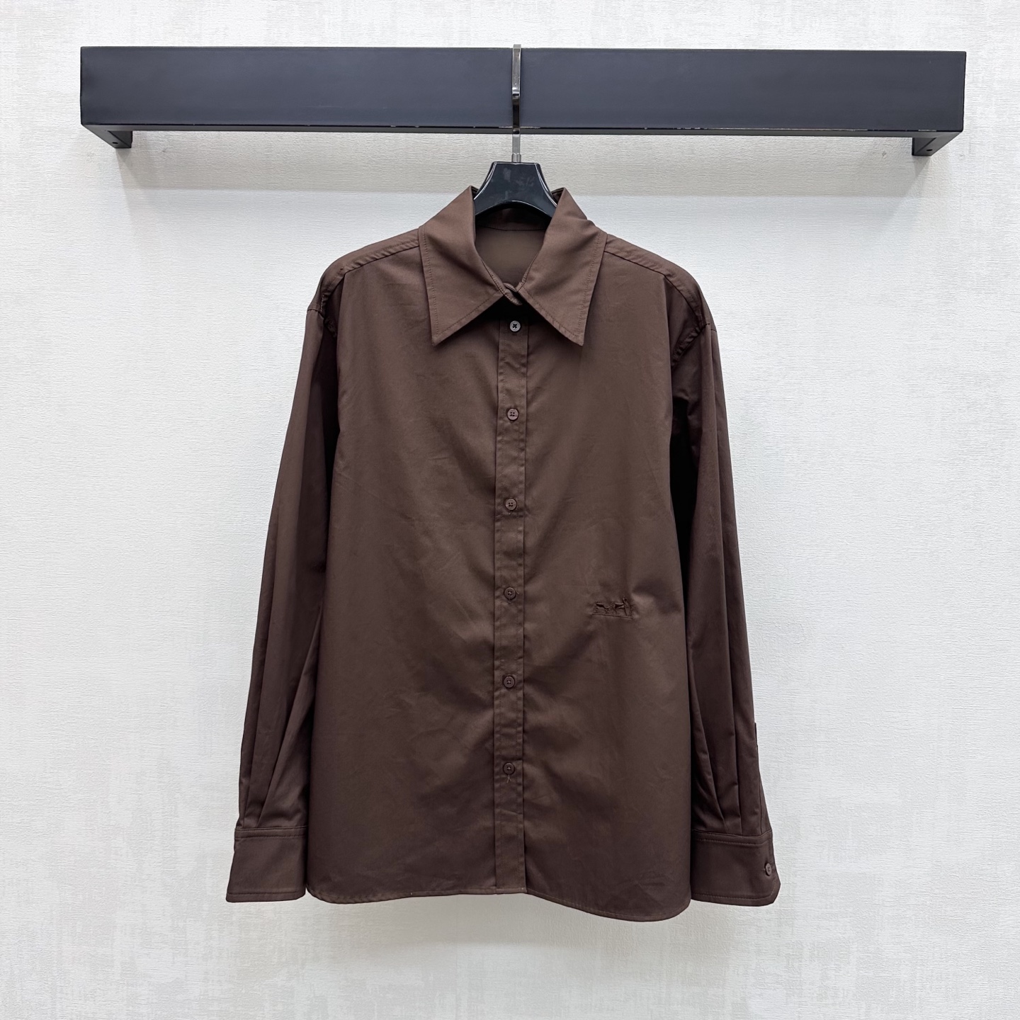 NO:908980,Herme*2026 new arrivals embroidered long-sleeved shirts are made of imported YB twill cotton material. The texture is light and soft. It feels skin-friendly and breathable. It follows the classic lapel design. It can be adjusted freely with the placket buttons to add layering to the look. The hem is embellished with the iconic carriage embroidery logo. It low-key highlights the brand tone. Surface accessories development. Lapel long-sleeved shirt tailoring. Match as you like. Easily wear to create a minimalist and high-end style. High version 4 colors -,, hermes, shirts,19860909Herme*2026新品上架刺绣长袖衬衫定制YB进口斜纹全棉材质 质地轻盈柔软 触感亲肤透气 沿用经典翻领设计 配合开襟纽扣自由调节处理 增添造型层次感 下摆点缀标志性马车刺绣徽标装饰 低调彰显品牌调性 面辅料开发 翻领长袖衬衣剪裁 随意搭配 穿搭轻松打造极简高级风 高版本4色-,,hermes,shirts,,Women's clothing