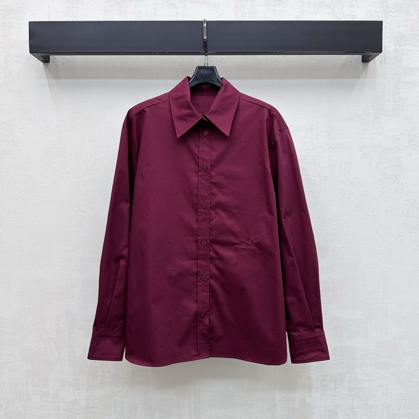 NO:908970,Herme*2026 new arrivals embroidered long-sleeved shirts are made of imported YB twill cotton material. The texture is light and soft. It feels skin-friendly and breathable. It follows the classic lapel design. It can be adjusted freely with the placket buttons to add layering to the look. The hem is embellished with the iconic carriage embroidery logo. It low-key highlights the brand tone. Surface accessories development. Lapel long-sleeved shirt tailoring. Match as you like. Easily wear to create a minimalist and high-end style. High version 4 colors -,, hermes, shirts,19860909Herme*2026新品上架刺绣长袖衬衫定制YB进口斜纹全棉材质 质地轻盈柔软 触感亲肤透气 沿用经典翻领设计 配合开襟纽扣自由调节处理 增添造型层次感 下摆点缀标志性马车刺绣徽标装饰 低调彰显品牌调性 面辅料开发 翻领长袖衬衣剪裁 随意搭配 穿搭轻松打造极简高级风 高版本4色-,,hermes,shirts,,Women's clothing