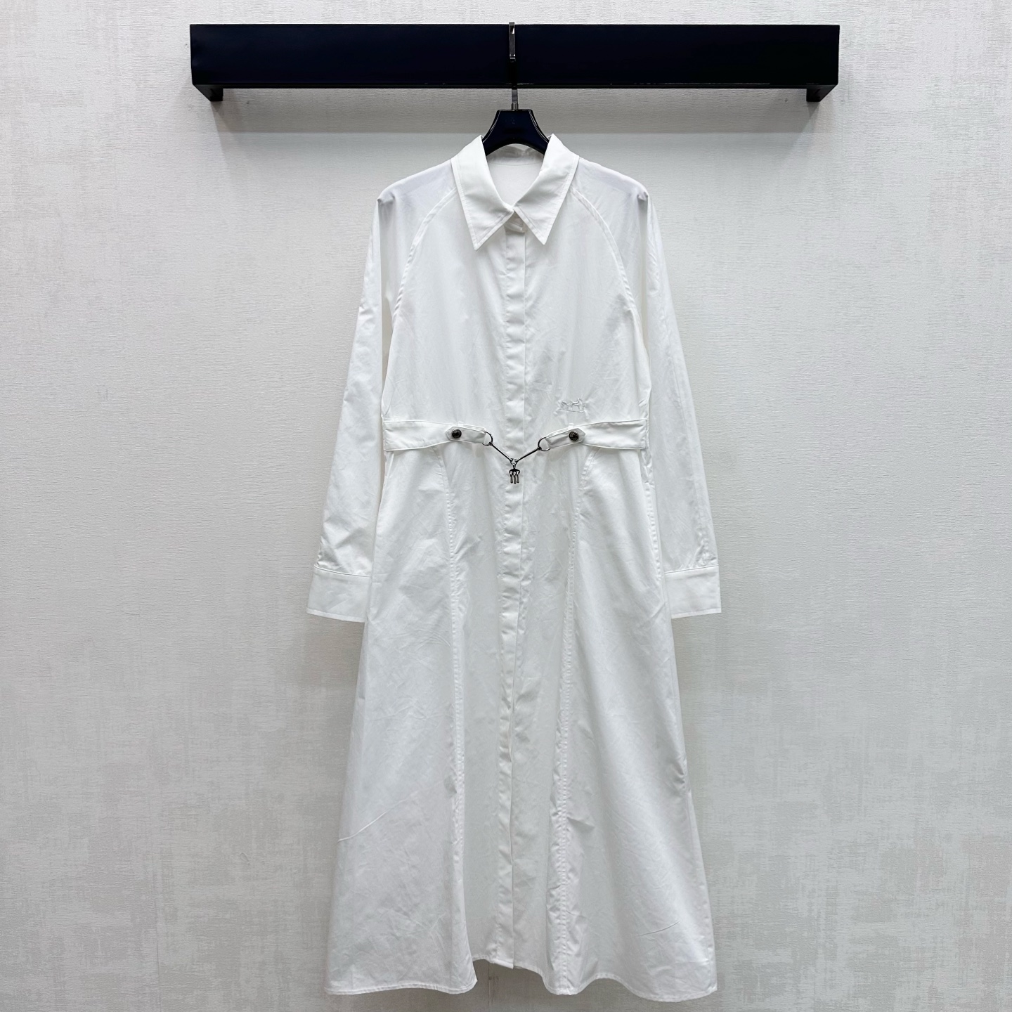 NO:908960,Herme*2026 New Arrivals Embroidered Shirt Dress Customized YB imported twill cotton material Light and soft texture, skin-friendly and breathable Use lapel placket buttons to adjust and match the waist with a metal keychain waist chain design to add layering to the look Embellished with the iconic carriage embroidery logo decoration to highlight the brand tone Development of surface accessories Lapel long-sleeved dress cut A-line skirt loose and elegant Easily create a French resort style for commuting and dating  High version 3 colors-,,hermes,skirts,shirts,keychain,19860909Herme*2026新品上架刺绣衬衫连衣裙定制YB进口斜纹全棉材质 质地轻盈柔软 触感亲肤透气 沿用翻领开襟纽扣调节配合腰部特色金属钥匙扣腰链设计 增添造型层次感 点缀标志性马车刺绣徽标装饰 彰显品牌调性 面辅料开发 翻领长袖连衣裙剪裁 A字裙摆宽松飘逸 通勤约会穿搭轻松打造法式度假风  高版本3色-,,hermes,skirts,shirts,keychain,,Women's clothing