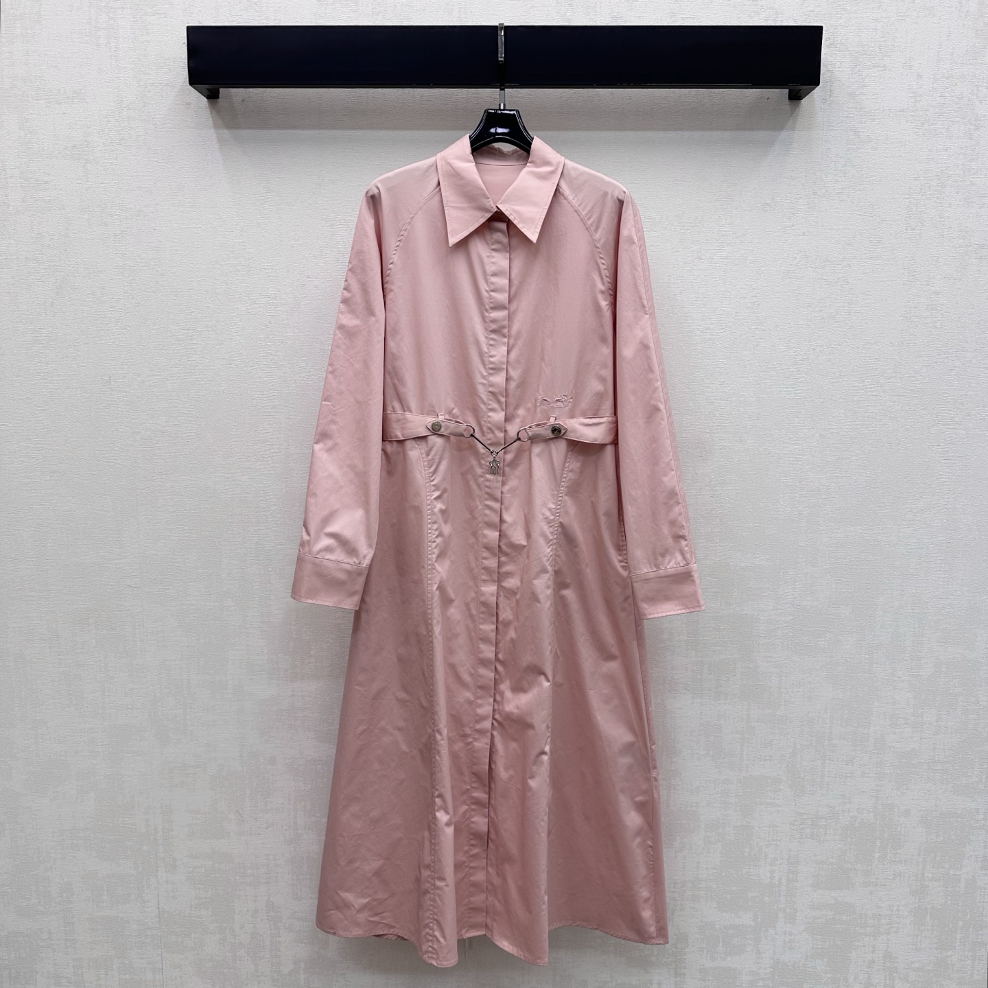 NO:908951,Herme*2026 New Arrivals Embroidered Shirt Dress Customized YB imported twill cotton material Light and soft texture, skin-friendly and breathable Use lapel placket buttons to adjust and match the waist with a metal keychain waist chain design to add layering to the look Embellished with the iconic carriage embroidery logo decoration to highlight the brand tone Development of surface accessories Lapel long-sleeved dress cut A-line skirt loose and elegant Easily create a French resort style for commuting and dating  High version 3 colors-,,hermes,skirts,shirts,keychain,19860909Herme*2026新品上架刺绣衬衫连衣裙定制YB进口斜纹全棉材质 质地轻盈柔软 触感亲肤透气 沿用翻领开襟纽扣调节配合腰部特色金属钥匙扣腰链设计 增添造型层次感 点缀标志性马车刺绣徽标装饰 彰显品牌调性 面辅料开发 翻领长袖连衣裙剪裁 A字裙摆宽松飘逸 通勤约会穿搭轻松打造法式度假风  高版本3色-,,hermes,skirts,shirts,keychain,,Women's clothing