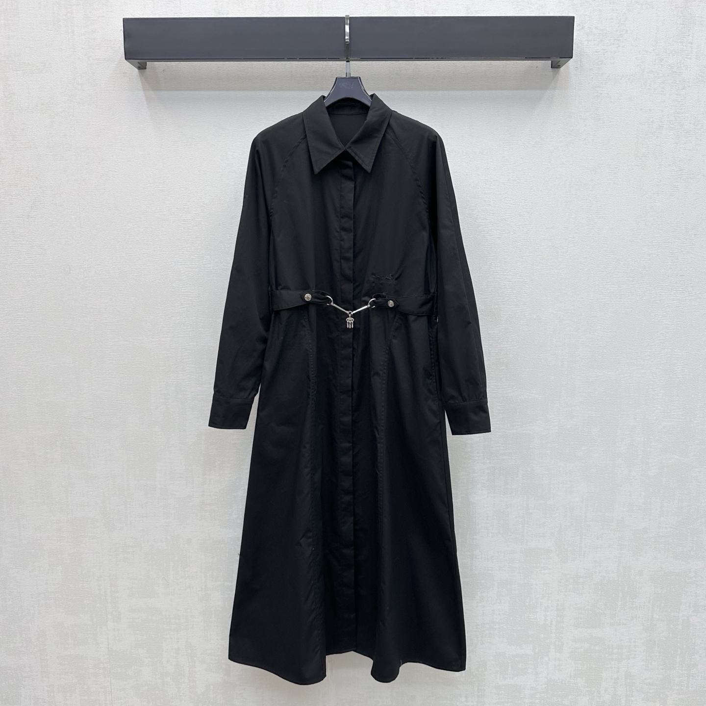 NO:908986,Herme*2026 New Arrivals Embroidered Shirt Dress Customized YB imported twill cotton material Light and soft texture, skin-friendly and breathable Use lapel placket buttons to adjust and match the waist with a metal keychain waist chain design to add layering to the look Embellished with the iconic carriage embroidery logo decoration to highlight the brand tone Development of surface accessories Lapel long-sleeved dress cut A-line skirt loose and elegant Easily create a French resort style for commuting and dating  High version 3 colors-,,hermes,skirts,shirts,keychain,19860909Herme*2026新品上架刺绣衬衫连衣裙定制YB进口斜纹全棉材质 质地轻盈柔软 触感亲肤透气 沿用翻领开襟纽扣调节配合腰部特色金属钥匙扣腰链设计 增添造型层次感 点缀标志性马车刺绣徽标装饰 彰显品牌调性 面辅料开发 翻领长袖连衣裙剪裁 A字裙摆宽松飘逸 通勤约会穿搭轻松打造法式度假风  高版本3色-,,hermes,skirts,shirts,keychain,,Women's clothing