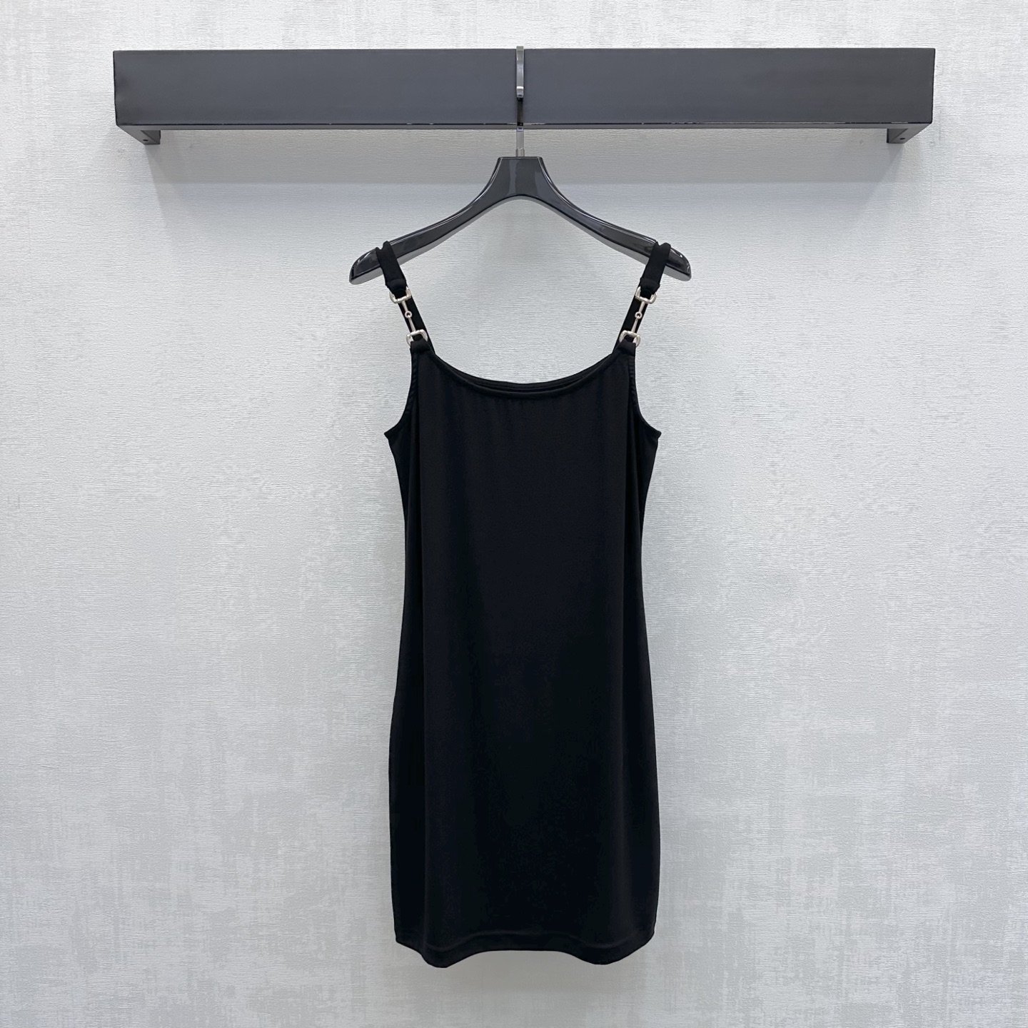 NO:909610,Gucc*2026 new arrivals metal buckle suspender skirt Customized YB imported twill cotton material Light and breathable texture The upper body has a high-end and simple atmosphere Thin shoulder strap design modifies the shoulder line to add layering to the look Exquisite metal horsebit buckle decoration on the shoulder strap highlights the brand tone Development of surface accessories Vest suspender dress tailoring Wear alone with a suit jacket or with a shirt underneath, you can easily create a minimalist high-end style High version 2 colors, gucci, skirts, jackets &  coats,shirts,business suits,19860909Gucc*2026新品上架金属扣环吊带裙 定制YB进口斜纹棉材质 质地轻盈透气 上身自带高级简约氛围 细肩带设计修饰肩部线条 增添造型层次感 肩带处精致金属马衔扣环装饰 彰显品牌调性 面辅料开发 背心吊带连衣裙剪裁 单穿搭配西装外套还是内搭衬衫 都能轻松打造极简高级风  高版本2色,,gucci,skirts,jackets & coats,shirts,business suit,,Women's clothing