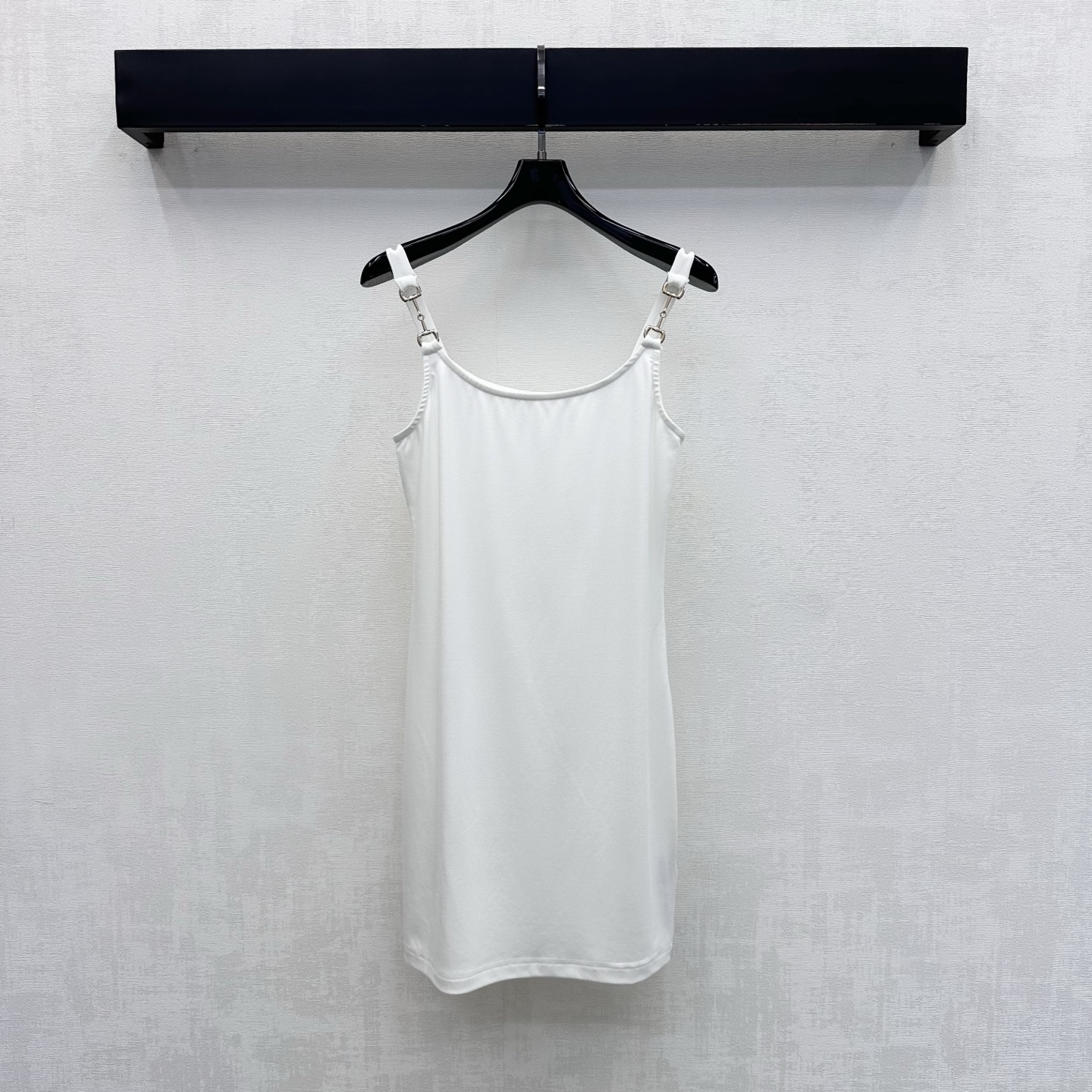 NO:909602,Gucc*2026 new arrivals metal buckle suspender skirt Customized YB imported twill cotton material Light and breathable texture The upper body has a high-end and simple atmosphere Thin shoulder strap design modifies the shoulder line to add layering to the look Exquisite metal horsebit buckle decoration on the shoulder strap highlights the brand tone Development of surface accessories Vest suspender dress tailoring Wear alone with a suit jacket or with a shirt underneath, you can easily create a minimalist high-end style High version 2 colors, gucci, skirts, jackets &  coats,shirts,business suits,19860909Gucc*2026新品上架金属扣环吊带裙 定制YB进口斜纹棉材质 质地轻盈透气 上身自带高级简约氛围 细肩带设计修饰肩部线条 增添造型层次感 肩带处精致金属马衔扣环装饰 彰显品牌调性 面辅料开发 背心吊带连衣裙剪裁 单穿搭配西装外套还是内搭衬衫 都能轻松打造极简高级风  高版本2色,,gucci,skirts,jackets & coats,shirts,business suit,,Women's clothing