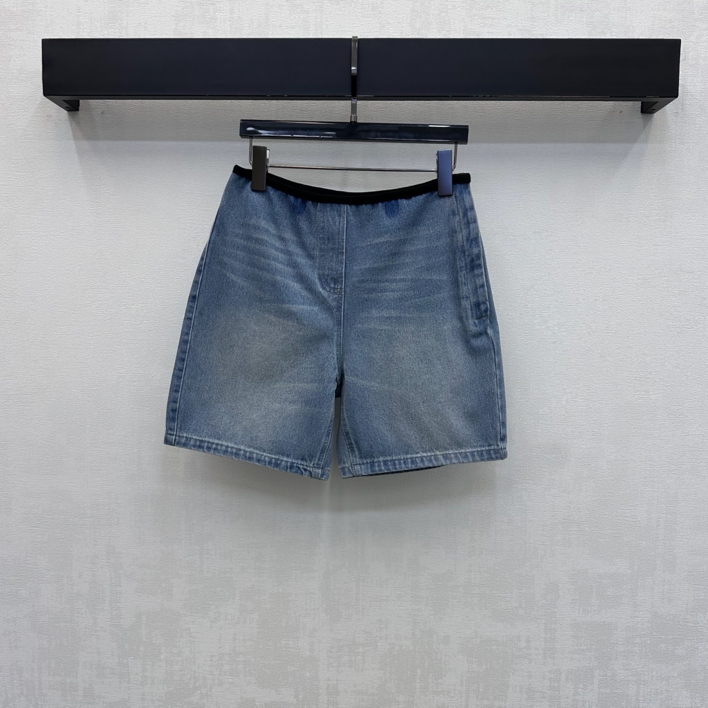 NO:909625,Pard*2026 new products are on the shelves with contrasting hemmed denim shorts. Customized YB imported twill cotton denim material. Comfortable, soft, breathable and easy to wear. Treated with multiple enzyme washing processes. It has a retro texture. It follows the chic black hemming design to add layering to the look. Invisible zipper and hook buckle adjustment on the side. It is decorated with the iconic letter woven fabric on the back waist to low-key highlight the brand tone. Simple, high-end and durable, showing a relaxed and casual style. Development of surface accessories. High-waisted and wide-leg shorts tailoring.  Mix and match casually with high-end fashion. High version, shorts,19860909Pard*2026新品上架撞色包边牛仔短裤 定制YB进口斜纹全棉牛仔材质 舒适柔软 透气好穿 多重酵素水洗工艺处理 自带复古肌理 沿用别致黑色包边设计 增添造型层次感 侧边隐形拉链与挂钩扣调节处理 配合后腰标志性字母织布装饰 低调彰显品牌调性 简约高级耐看呈现松弛随性穿搭风格 面辅料开发 高腰阔腿短裤剪裁 随意搭配穿搭高级时髦  高版本,,shorts,,Women's clothing