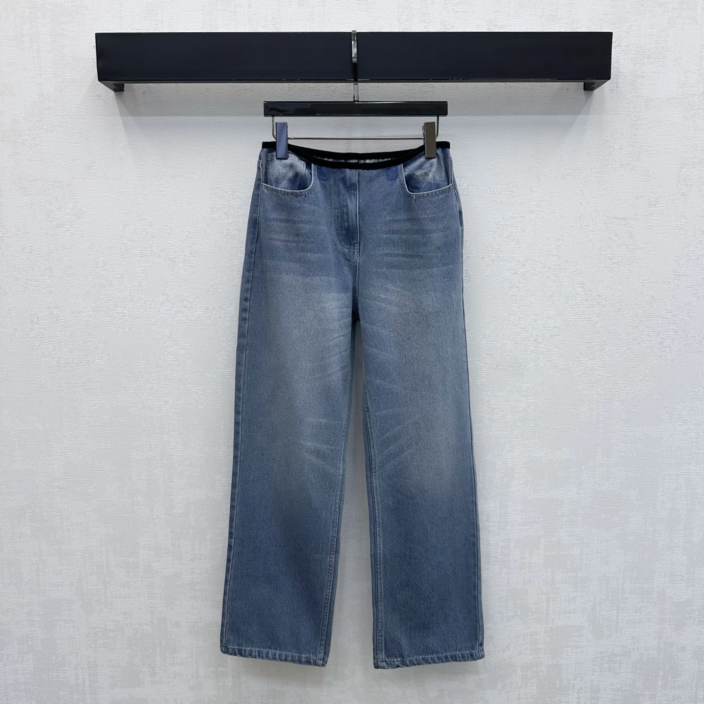 NO:909617,Pard*2026 new products are on the shelves. Contrast color hemmed denim trousers. Customized YB imported twill cotton denim material. Comfortable, soft, breathable and easy to wear. Treated with multiple enzyme washing processes. It has a retro texture. It follows the chic black hemming design to add layering to the look. High-waisted symmetrical pockets with iconic letter woven decoration on the back waist to highlight the brand tone in a low-key manner. Simple, high-end and durable, showing a relaxed and casual style. Development of surface accessories. High-waisted straight trousers cut.  Match it casually with high-end fashion. High version,,19860909Pard*2026新品上架撞色包边牛仔长裤定制YB进口斜纹全棉牛仔材质 舒适柔软 透气好穿 多重酵素水洗工艺处理 自带复古肌理 沿用别致黑色包边设计 增添造型层次感 高腰对称口袋配合后腰标志性字母织布装饰 低调彰显品牌调性 简约高级耐看呈现松弛随性穿搭风格 面辅料开发 高腰直筒长裤剪裁 随意搭配穿搭高级时髦  高版本,,,Women's clothing