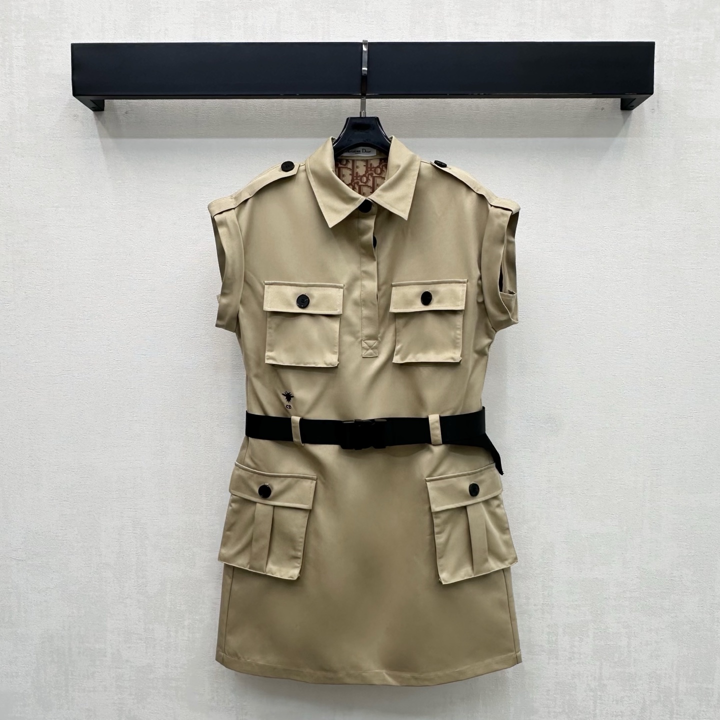 NO:909594,Dio*2026 New Arrival Work Belt Dress Customized YB imported twill cotton material. The texture is crisp and stylish. It feels soft and skin-friendly. The semi-engraved button and buckle belt adjustment design are used to add layering to the look. The waist is embellished with the iconic little bee embroidery logo element decoration. It echoes the lining of the all-over presbyopia pattern and highlights the brand's tone. The waisted version easily outlines the high waistline. Visually elongates the legs, making the proportions taller and slimmer. Development of surface accessories  The lapel short waist dress is cut to easily create a French lazy style. It is easy to control the casual, free and fashionable daily commuting. High version, dior, skirts,19860909Dio*2026新品上架工装腰带连衣裙定制YB进口斜纹全棉材质 质感挺括有型 触感柔软亲肤 沿用半开襟刻印纽扣配合卡扣腰带调节设计 增添造型层次感 腰部点缀标志性小蜜蜂刺绣徽标元素装饰 呼应内衬满幅老花图案 彰显品牌调性 收腰版型轻松勾勒高腰线 视觉上拉长腿部比例显高显瘦 面辅料开发 翻领短款收腰连衣裙剪裁 轻松打造法式慵懒风 日常通勤轻松驾驭随性洒脱时髦精 高版本,,dior,skirts,,Women's clothing
